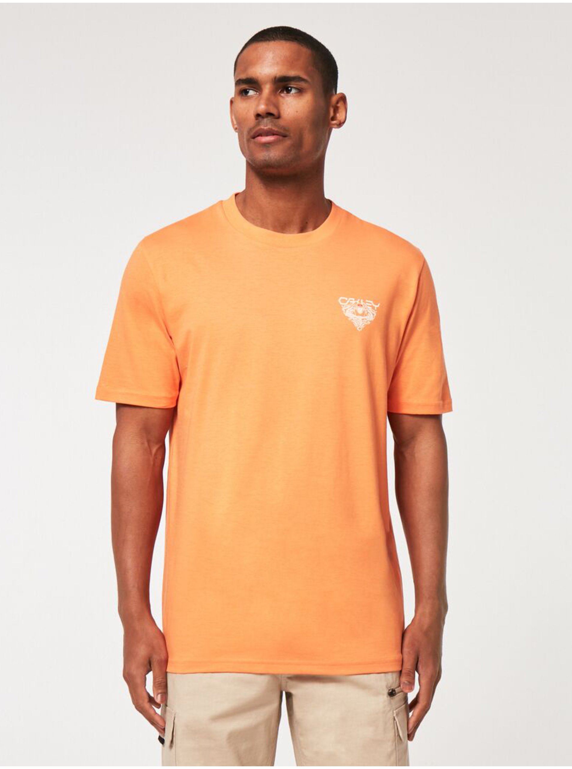 Levně Oranžové pánské tričko s potiskem na zádech Oakley