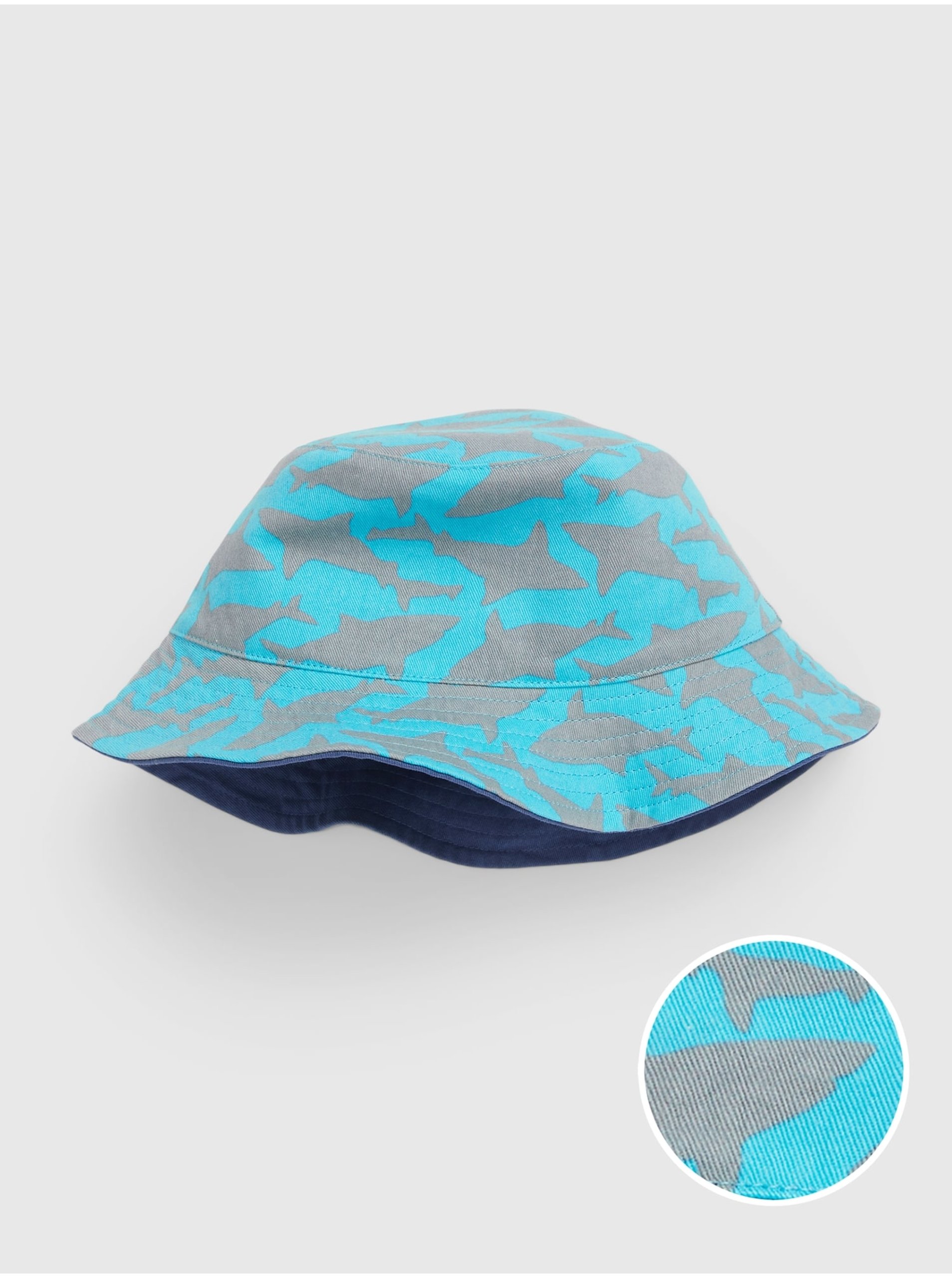 Levně Šedo-modrý dětský oboustranný klobouk GAP