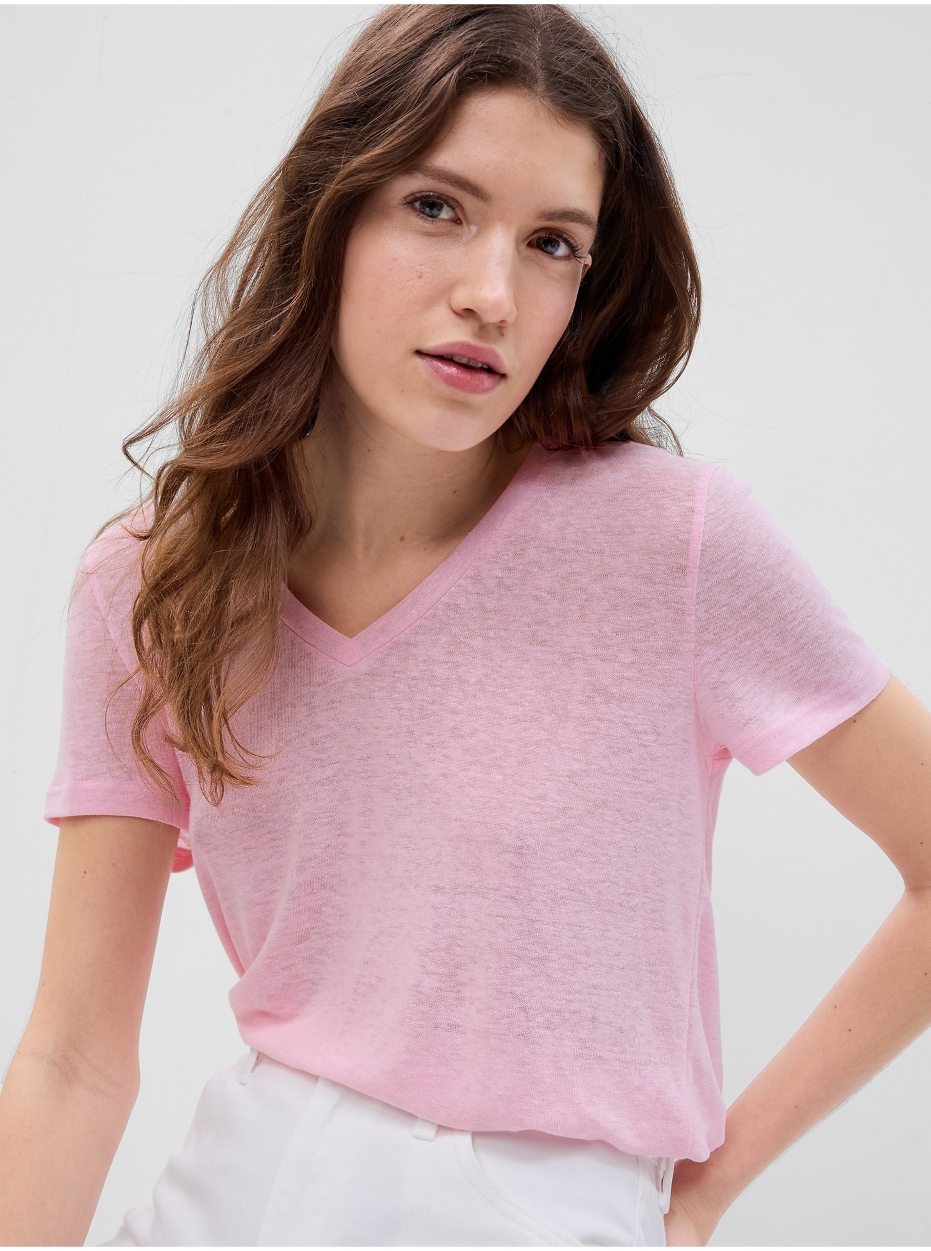 Levně Růžové dámské basic tričko s véčkovým výstřihem GAP