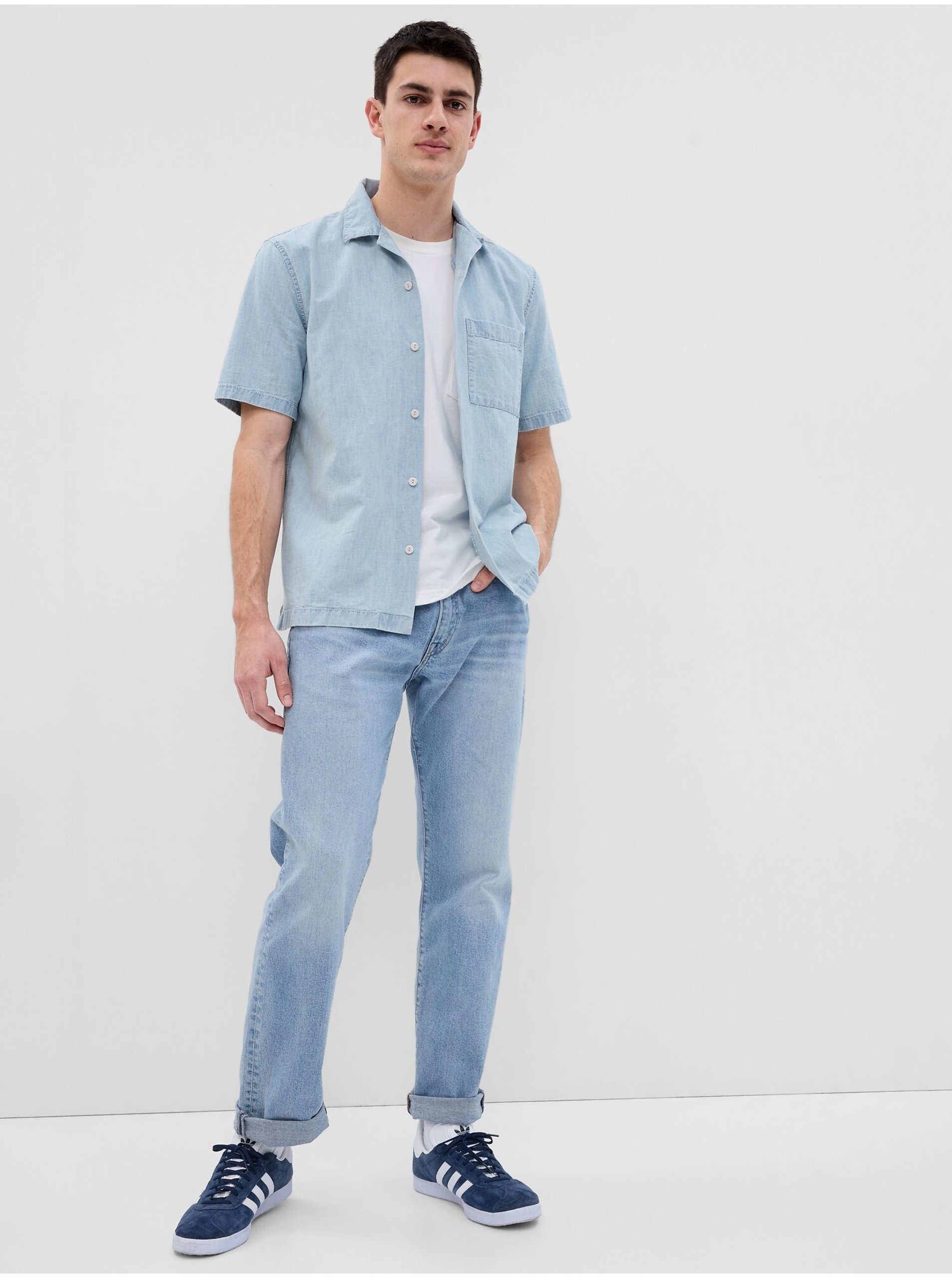 Levně Světle modrá pánská džínová košile s krátkým rukávem GAP