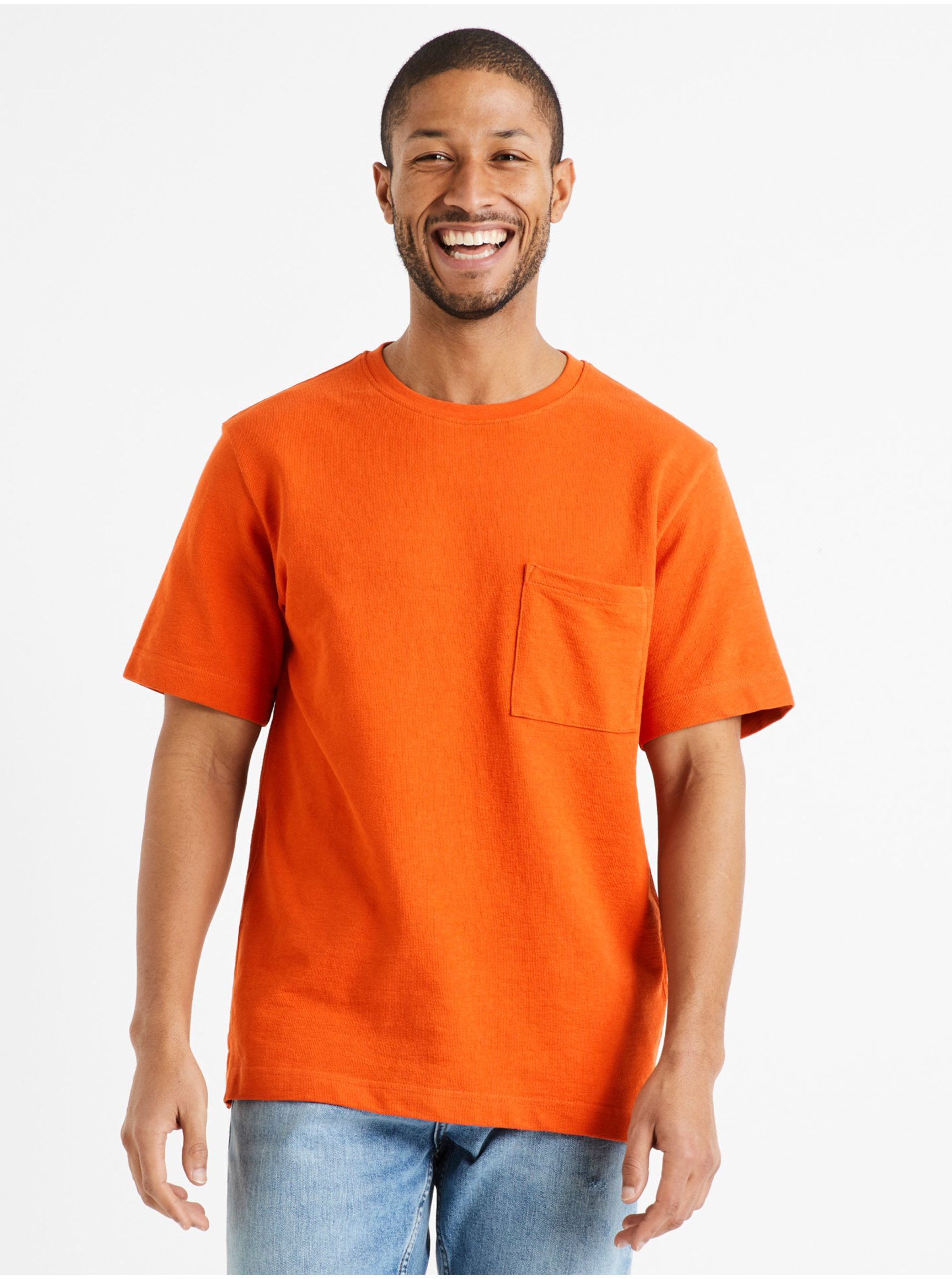 Levně Oranžové pánské basic tričko s kapsičkou Celio Degauffre