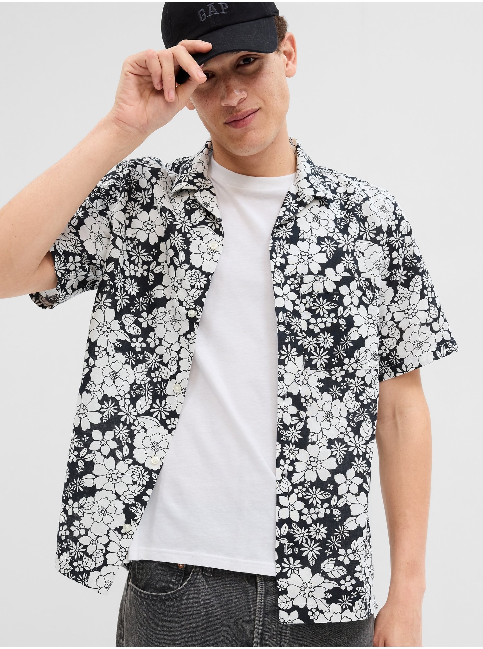 E-shop Bílo-černá pánská květovaná košile s krátkým rukávem GAP