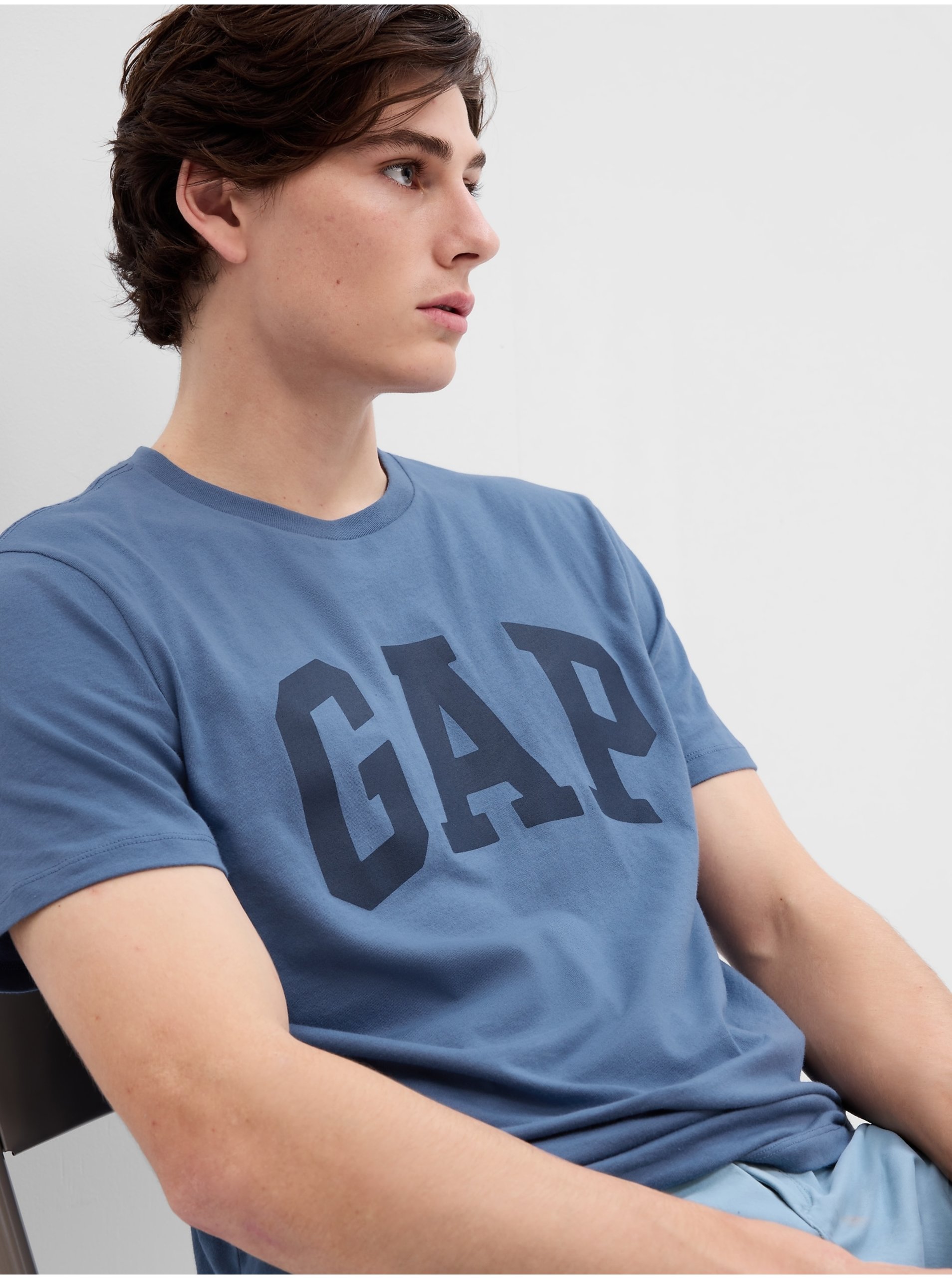Levně Modré pánské bavlněné tričko GAP