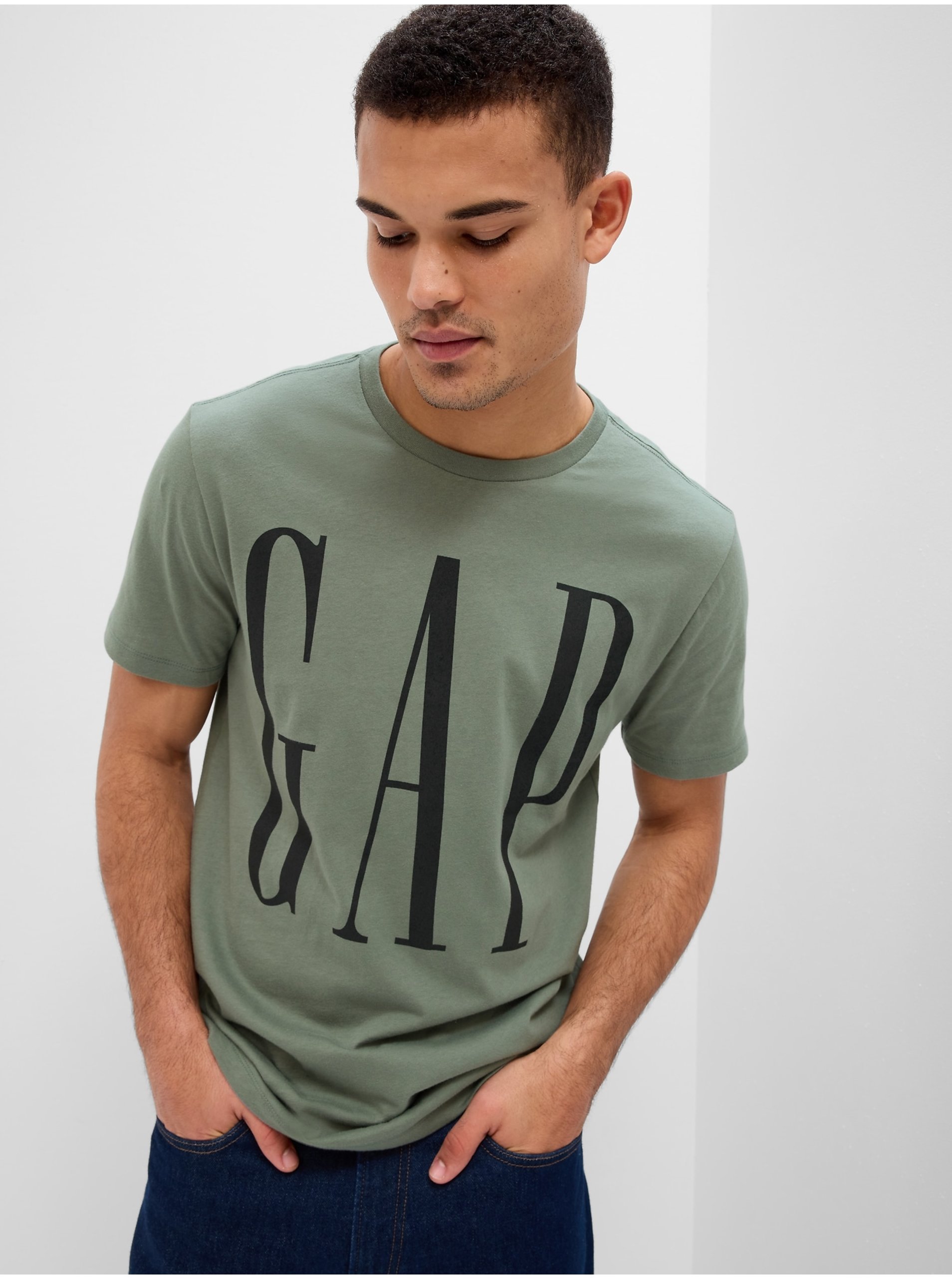 Levně Zelené pánské bavlněné tričko s logem GAP
