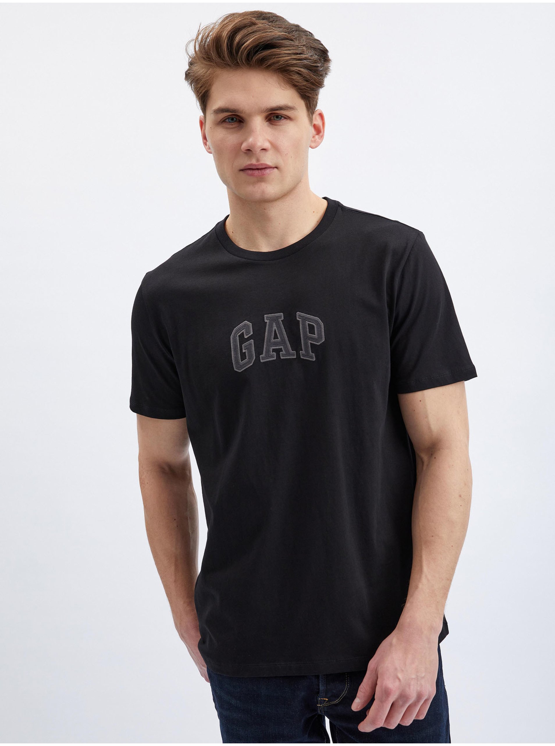 Levně Černé pánské tričko s logem GAP