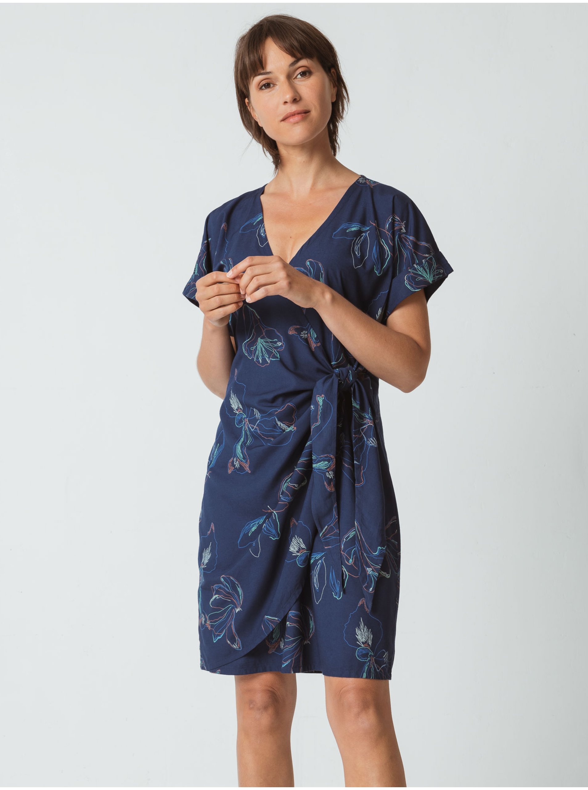 E-shop Tmavě modré dámské zavinovací květované šaty SKFK Belate