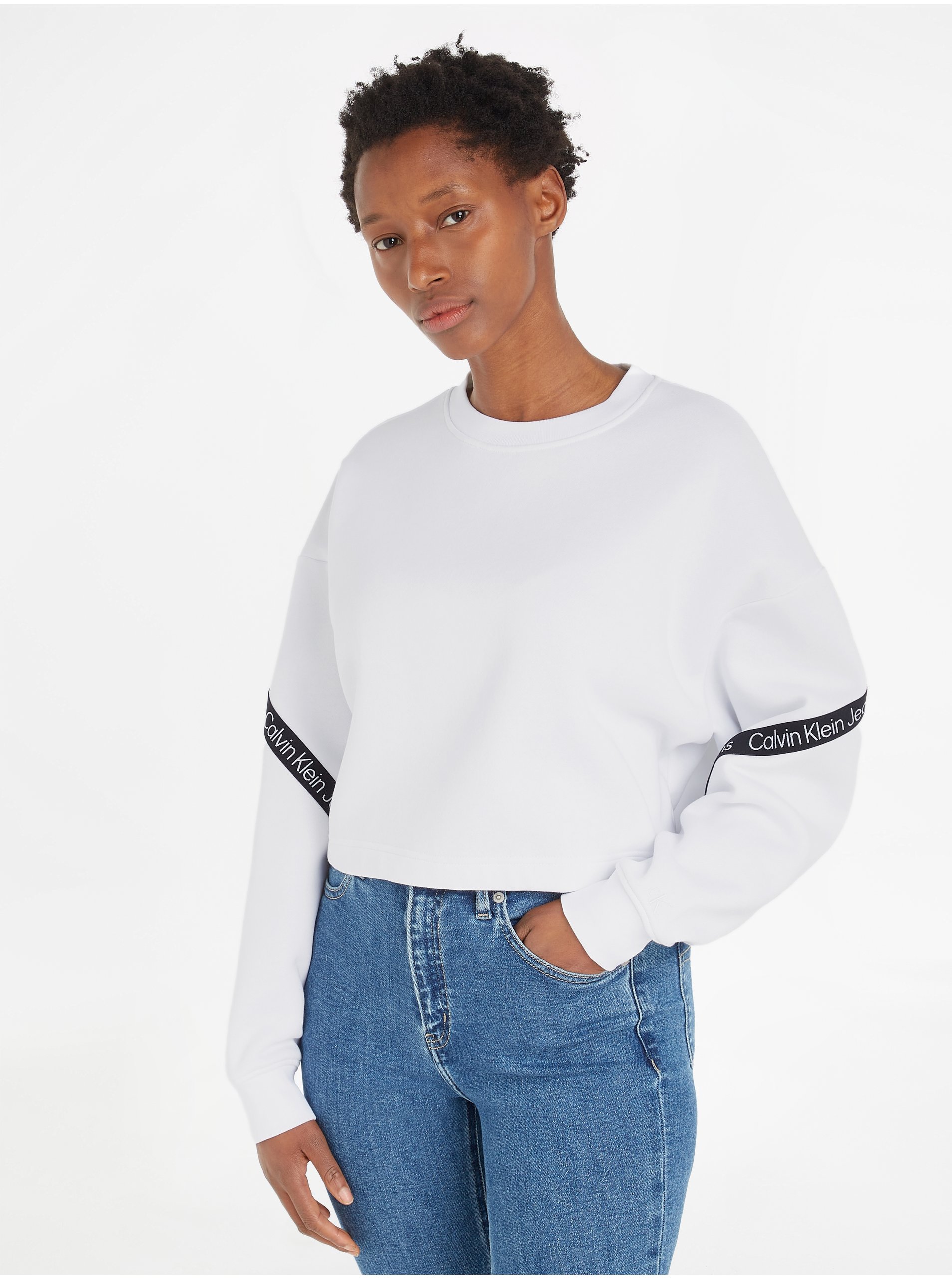 Levně Bílá dámská crop top mikina Calvin Klein Jeans