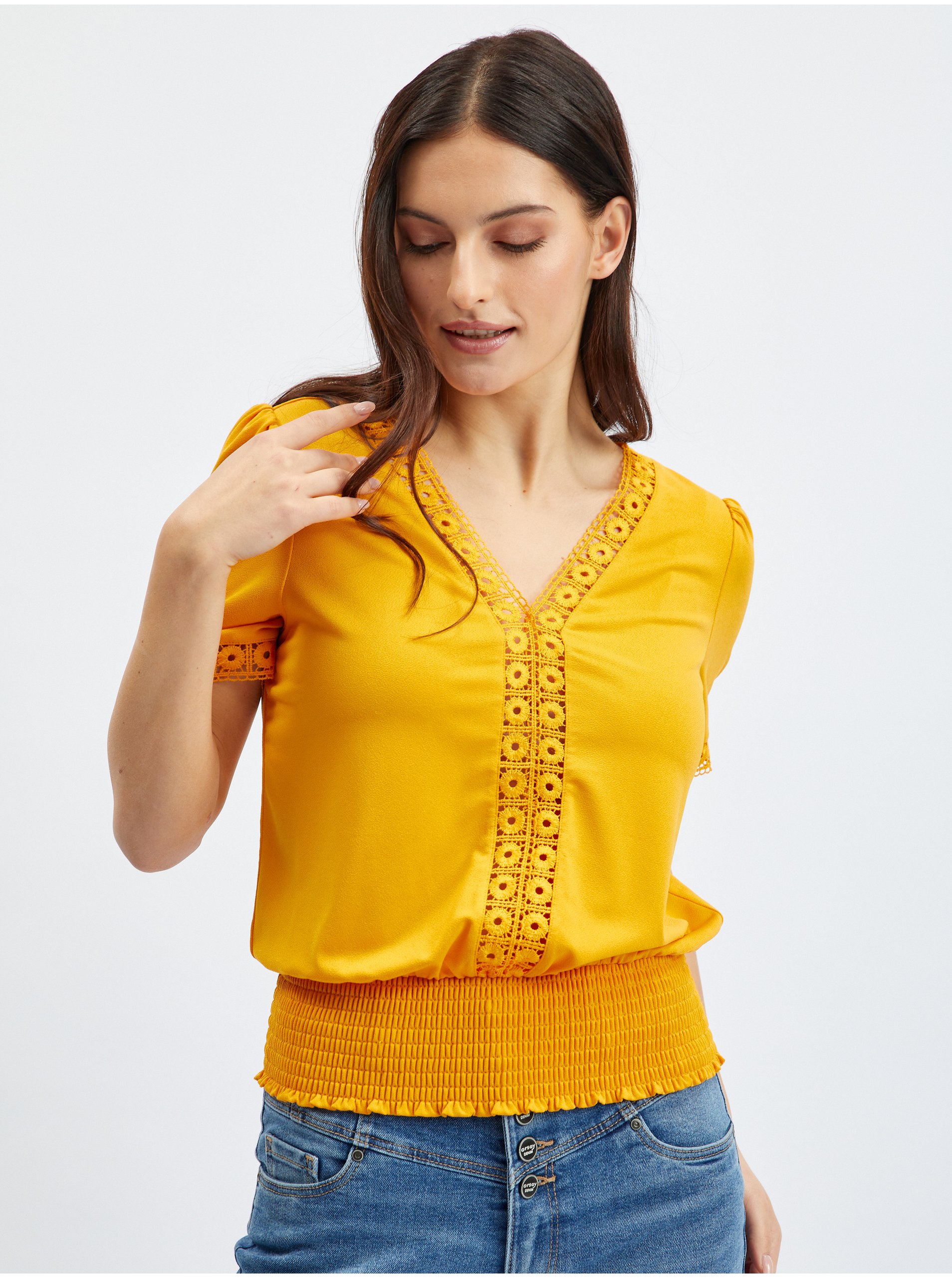E-shop Hořčicové dámské tričko s ozdobnými detaily ORSAY