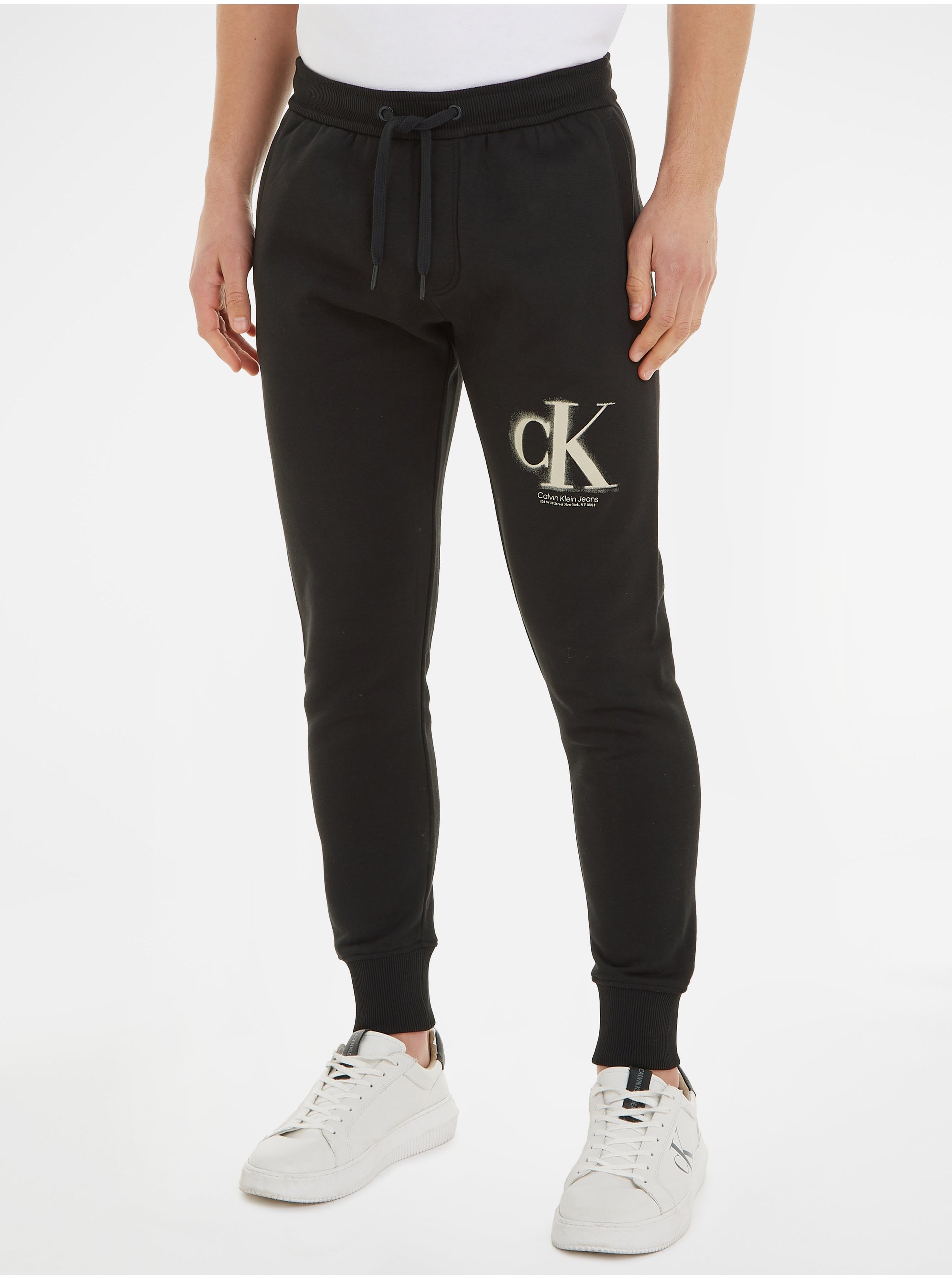 Lacno Tepláky pre mužov Calvin Klein Jeans - čierna