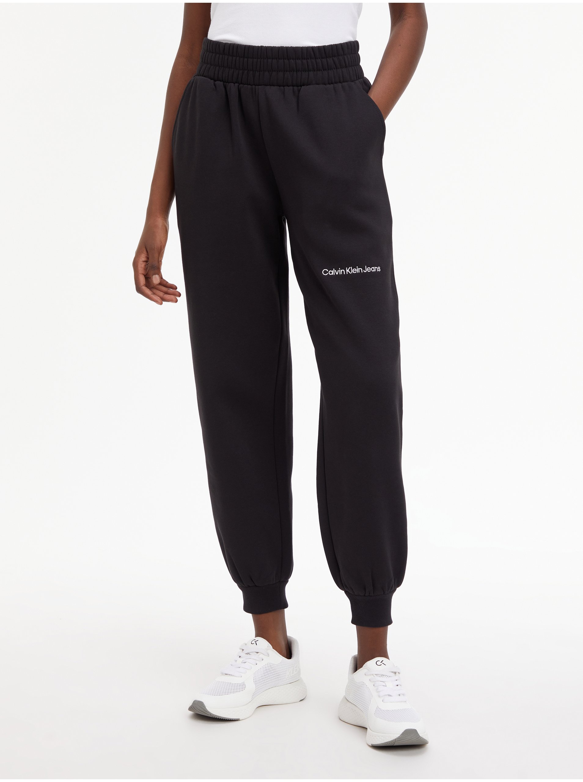 Levně Černé dámské zkrácené tepláky Calvin Klein Jeans