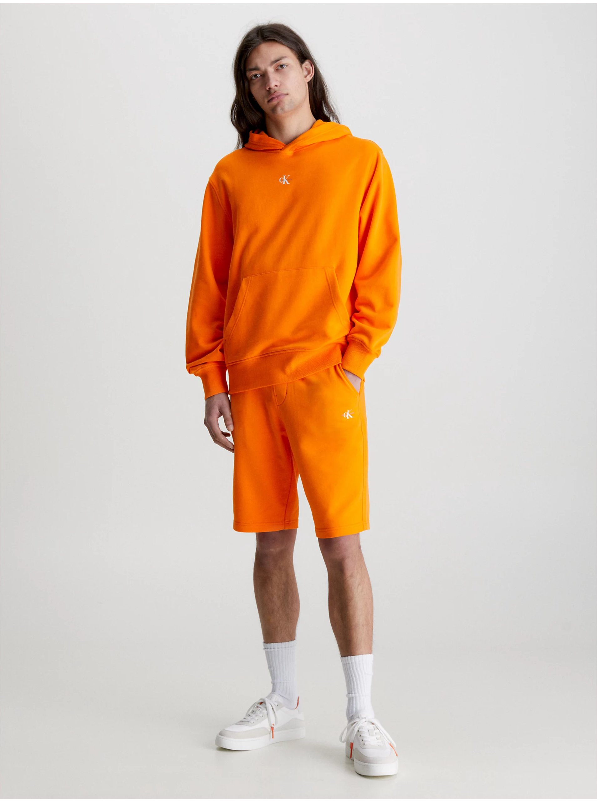 Levně Oranžové pánské kraťasy Calvin Klein Jeans