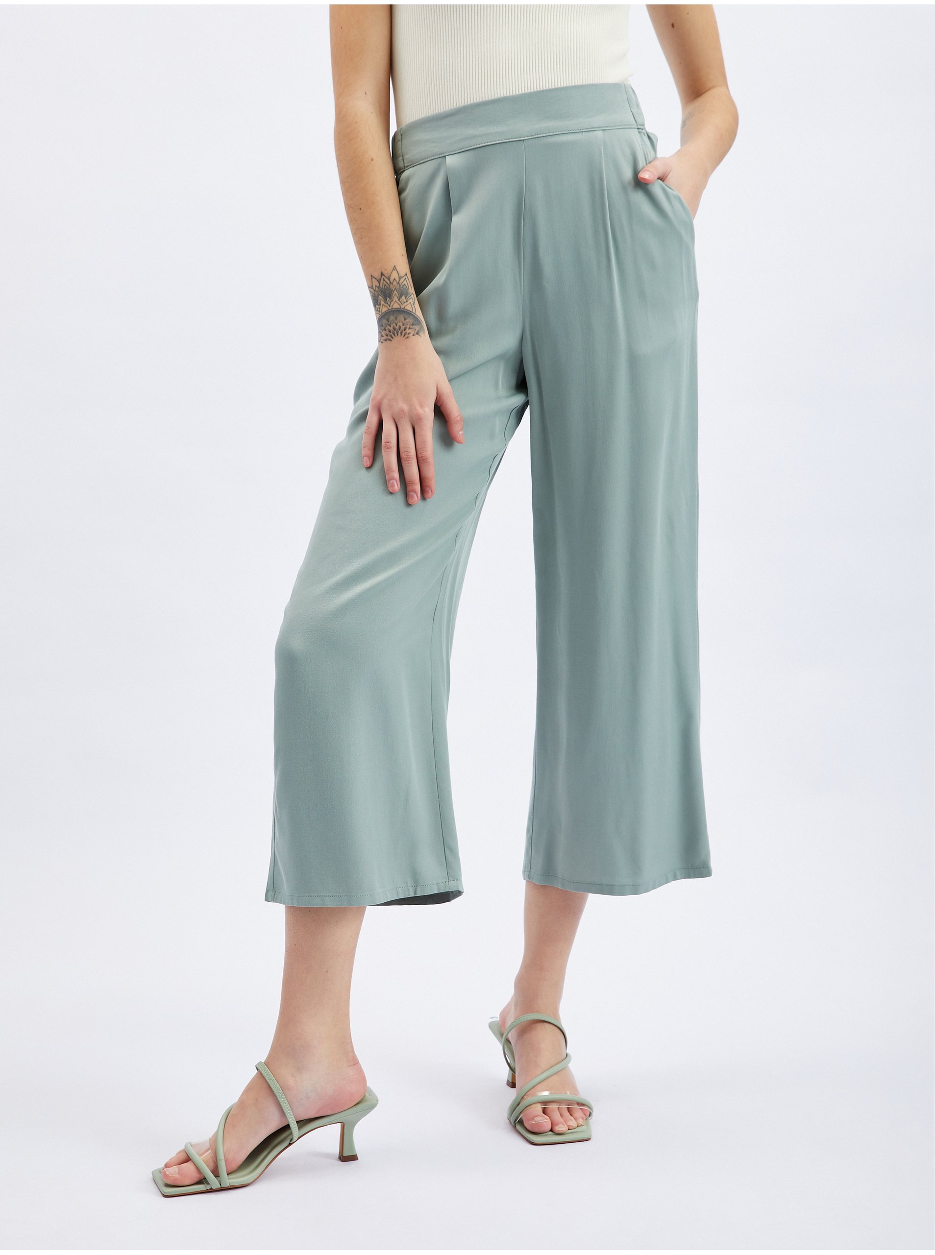 E-shop Světle zelené dámské zkrácené široké kalhoty ORSAY