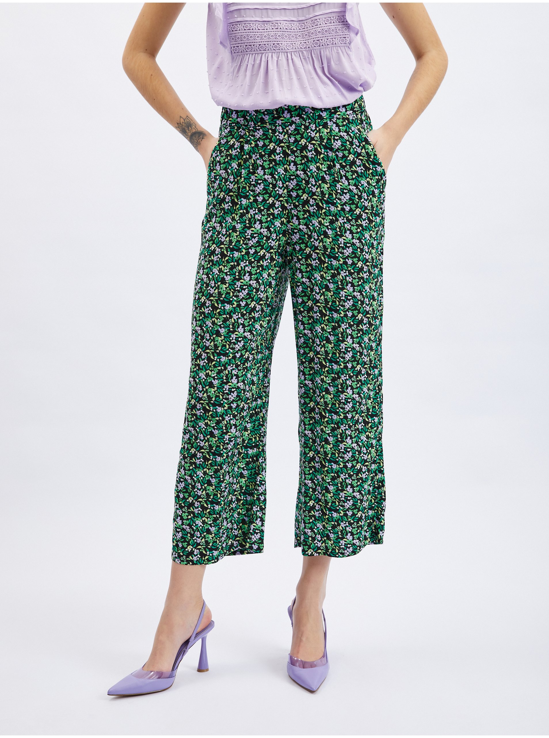 Levně Černo-zelené dámské květované zkrácené kalhoty ORSAY