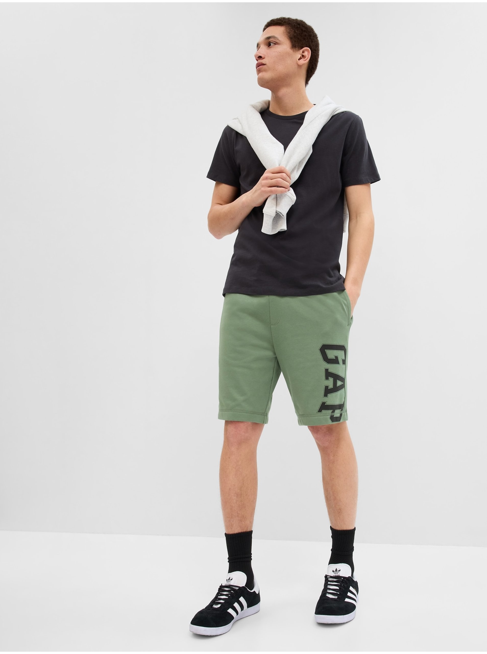 E-shop Zelené pánske teplákové šortky s logom GAP