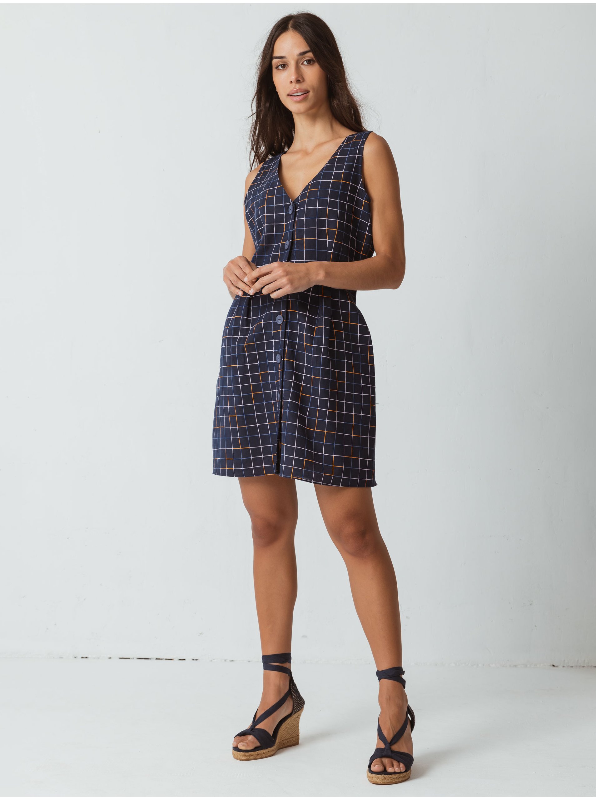 E-shop Tmavě modré dámské kostkované šaty SKFK Leize