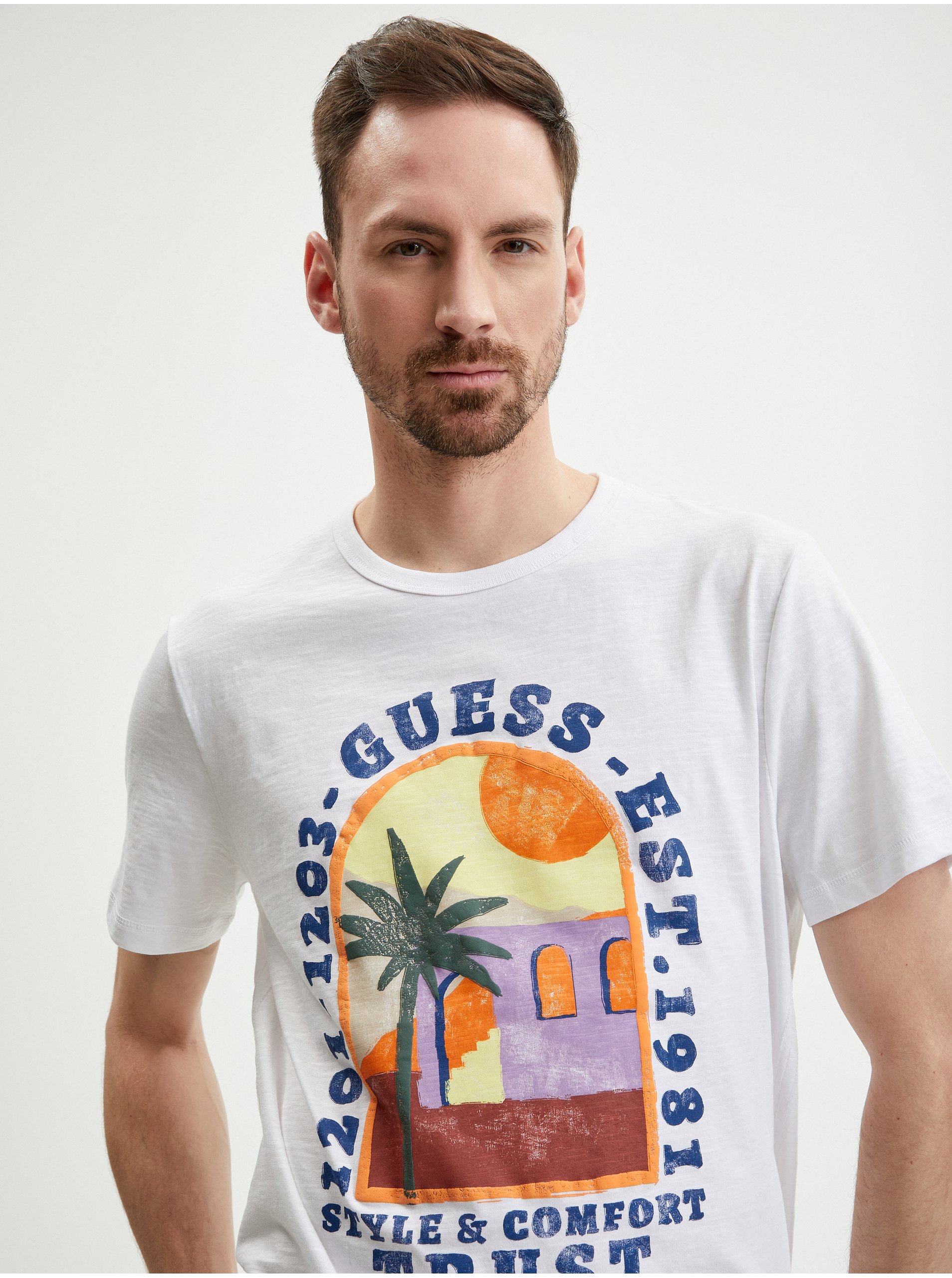 Levně Bílé pánské tričko Guess Palm Window