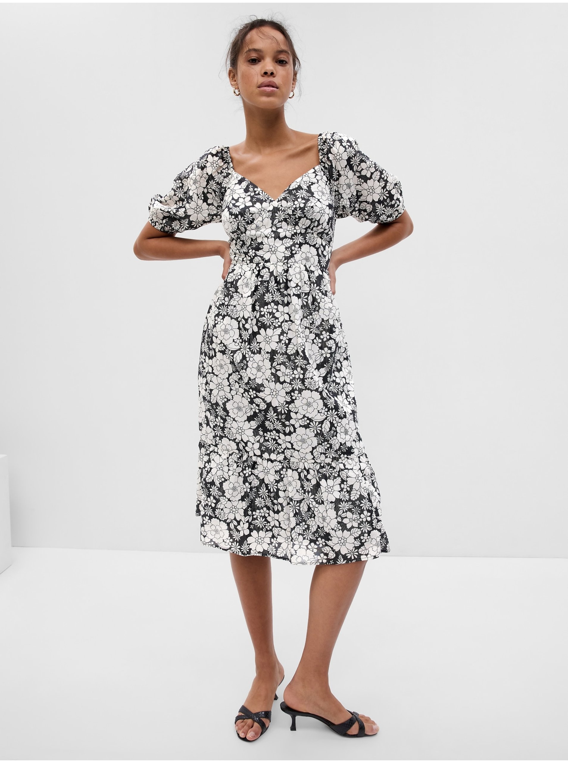 E-shop Bílo-černé dámské květované šaty GAP