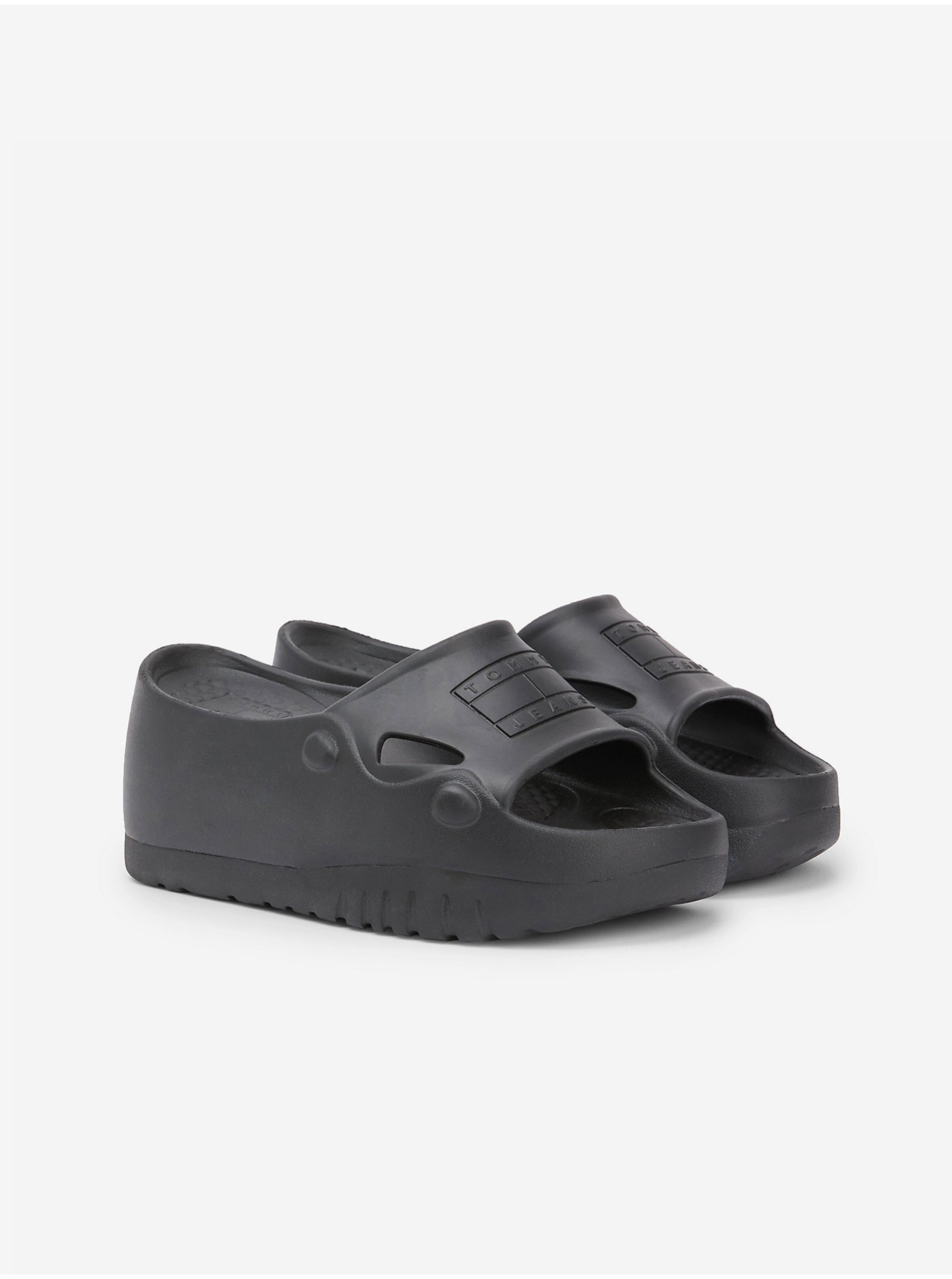E-shop Černé dámské pantofle na platformě Tommy Jeans