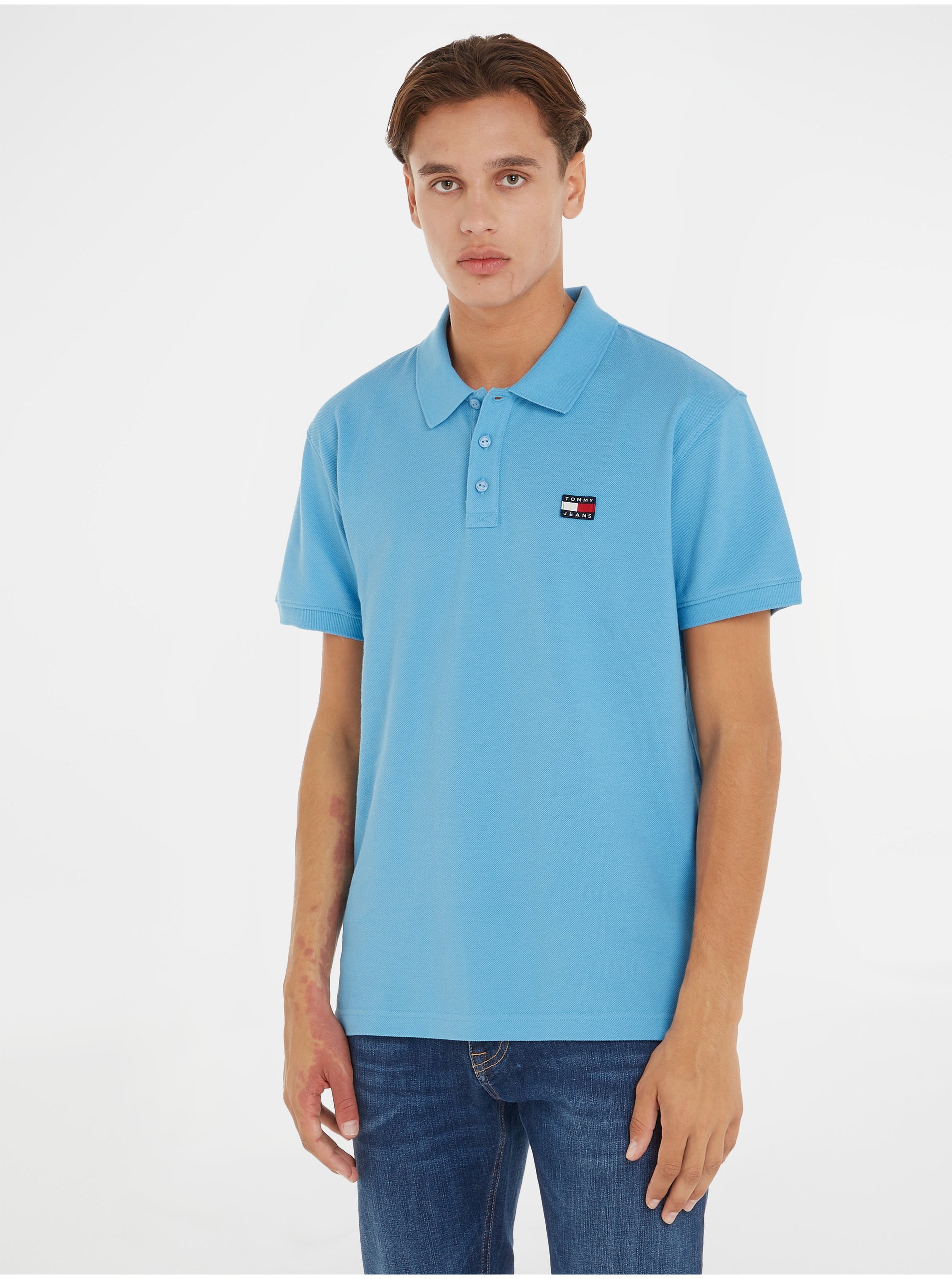 Levně Světle modré pánské polo tričko Tommy Jeans Badge Polo