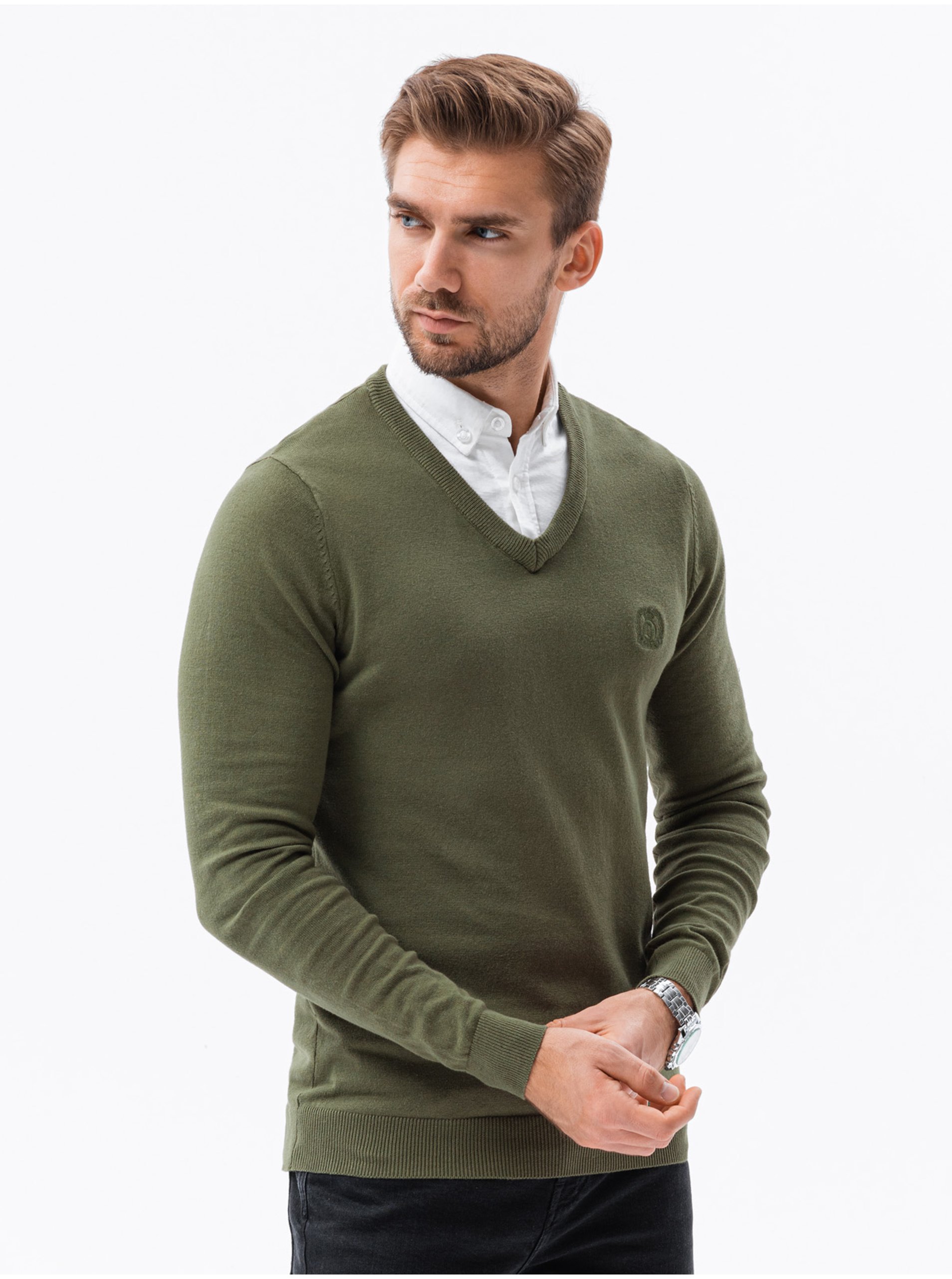 Levně Zelený pánský basic svetr s véčkovým výstřihem Ombre Clothing