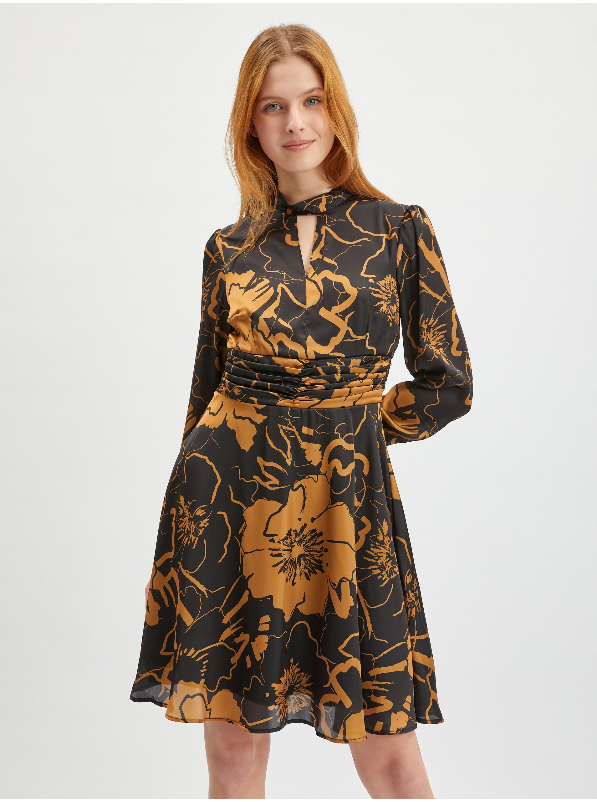 E-shop Hnědo-černé dámské květované saténové šaty ORSAY