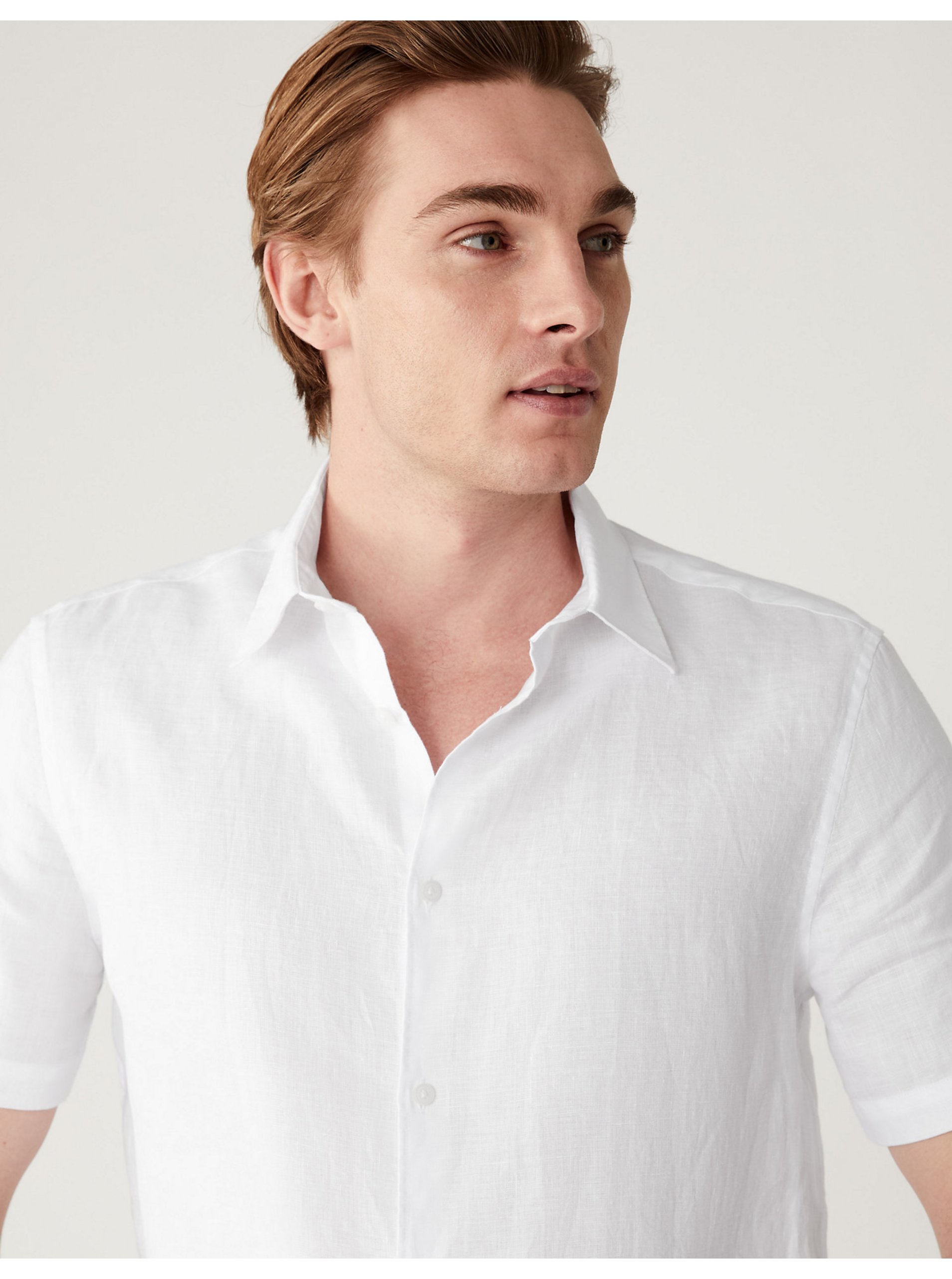 E-shop Bílá pánská lněná košile s krátkým rukávem Marks & Spencer