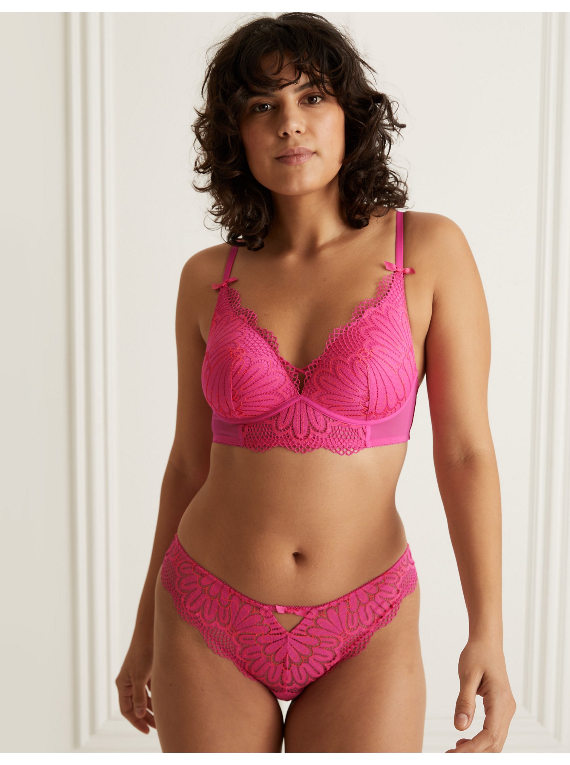 E-shop Růžové dámské brazilské kalhotky s krajkovým detailem Marks & Spencer Nova