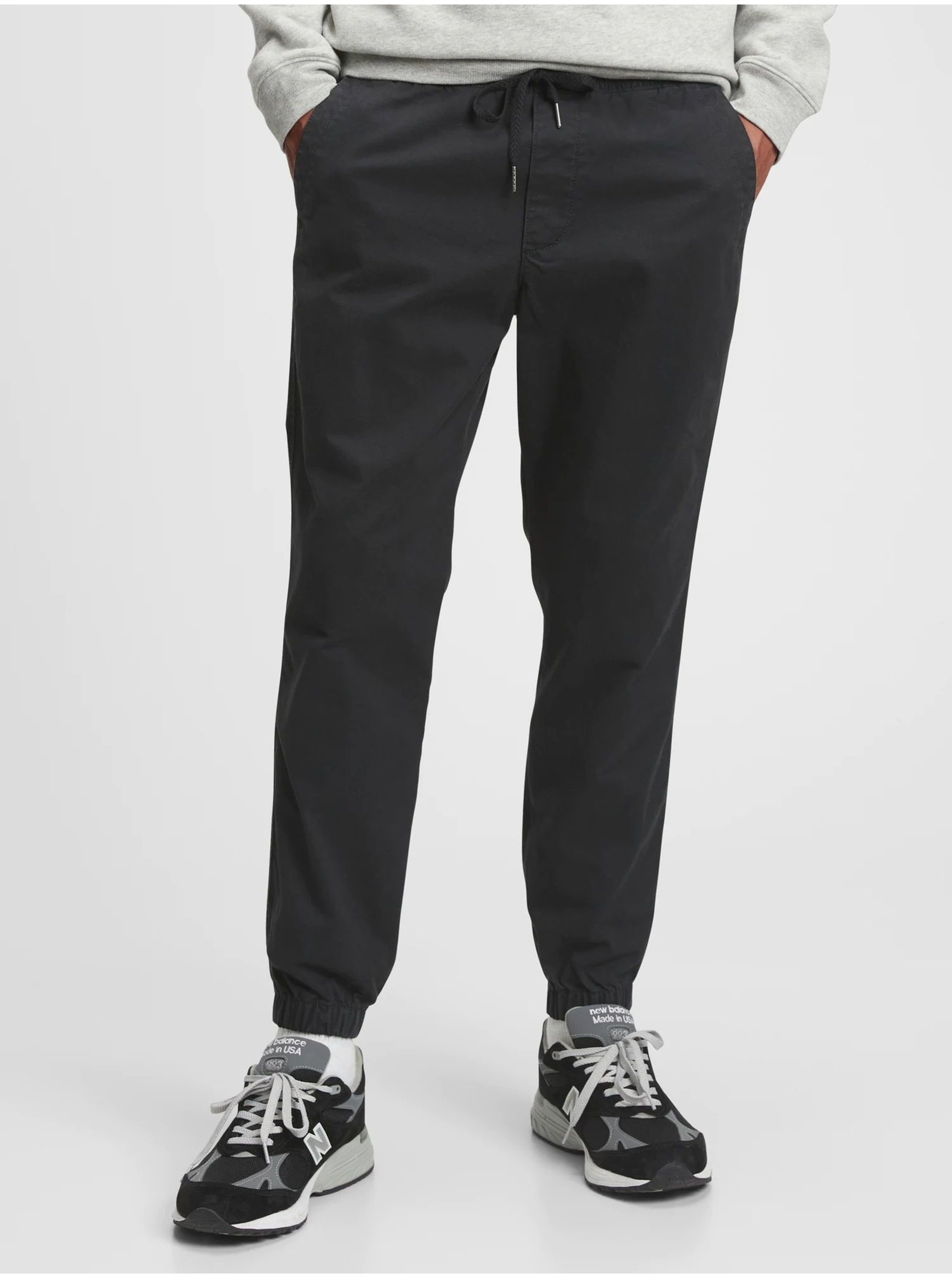 Levně Černé pánské kalhoty GAP essential joggers