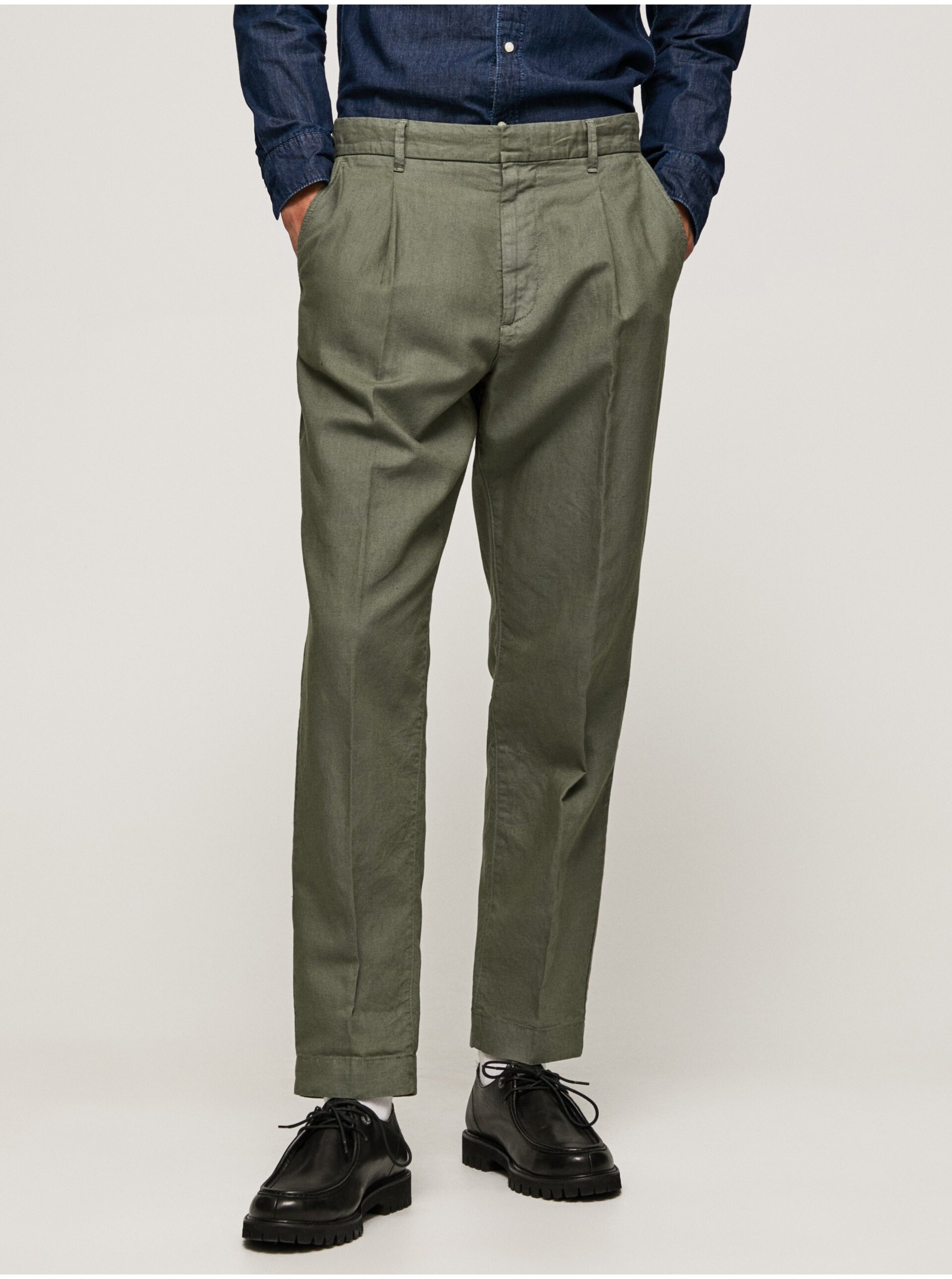 Levně Khaki pánské formální kalhoty s příměsí lnu Pepe Jeans