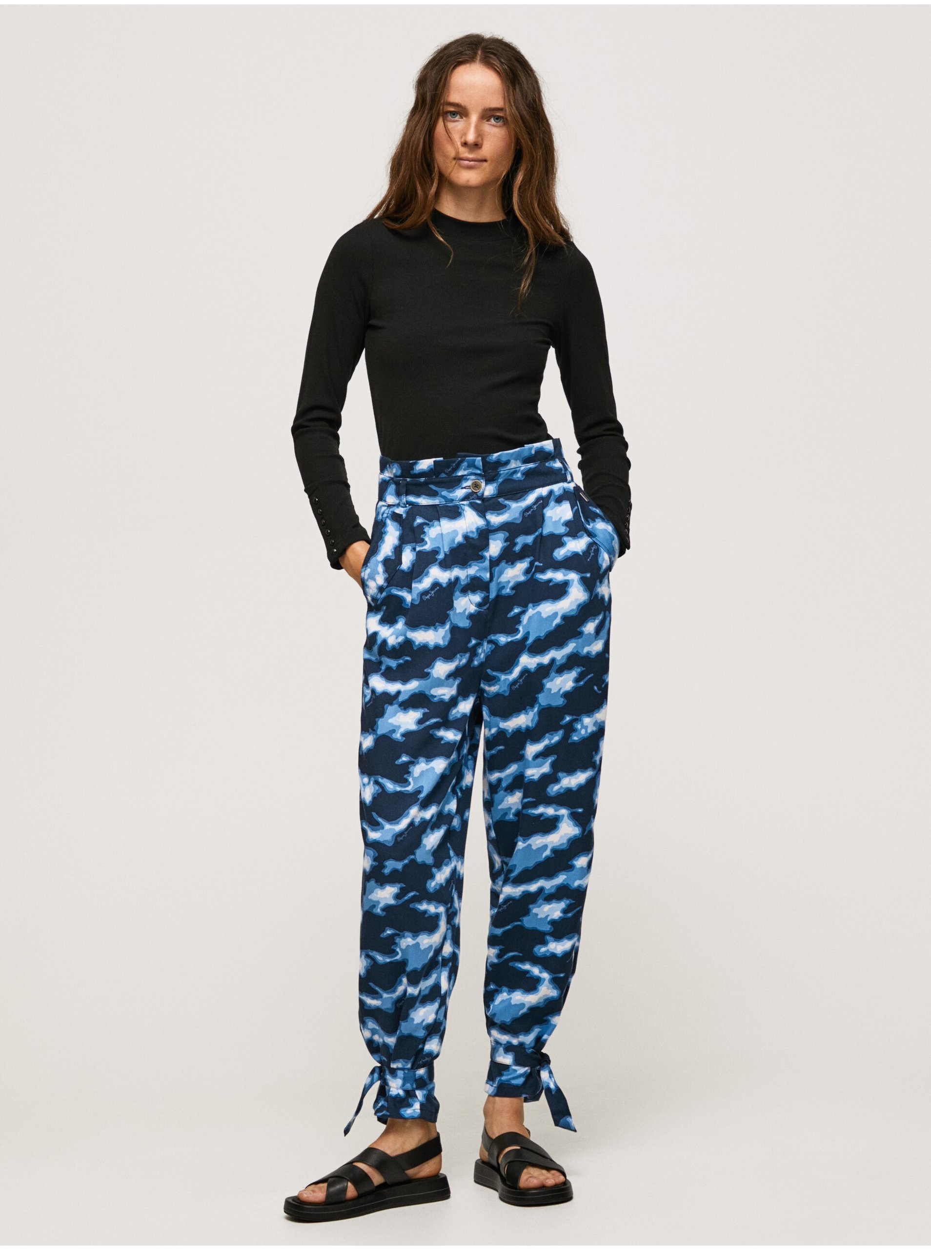 E-shop Tmavě modré dámské vzorované kalhoty Pepe Jeans