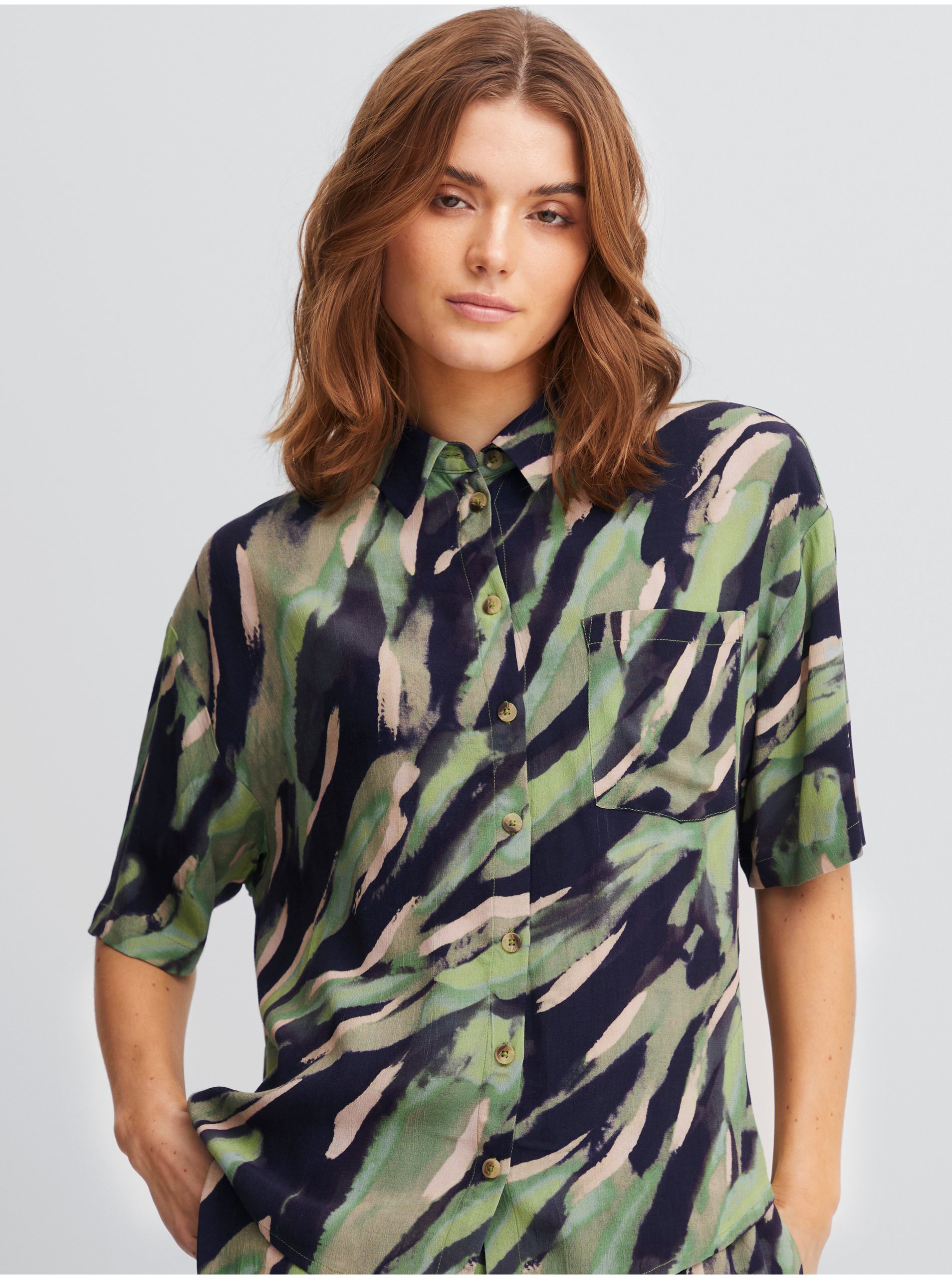 E-shop Čierno-zelená dámska vzorovaná košeľa Fransa