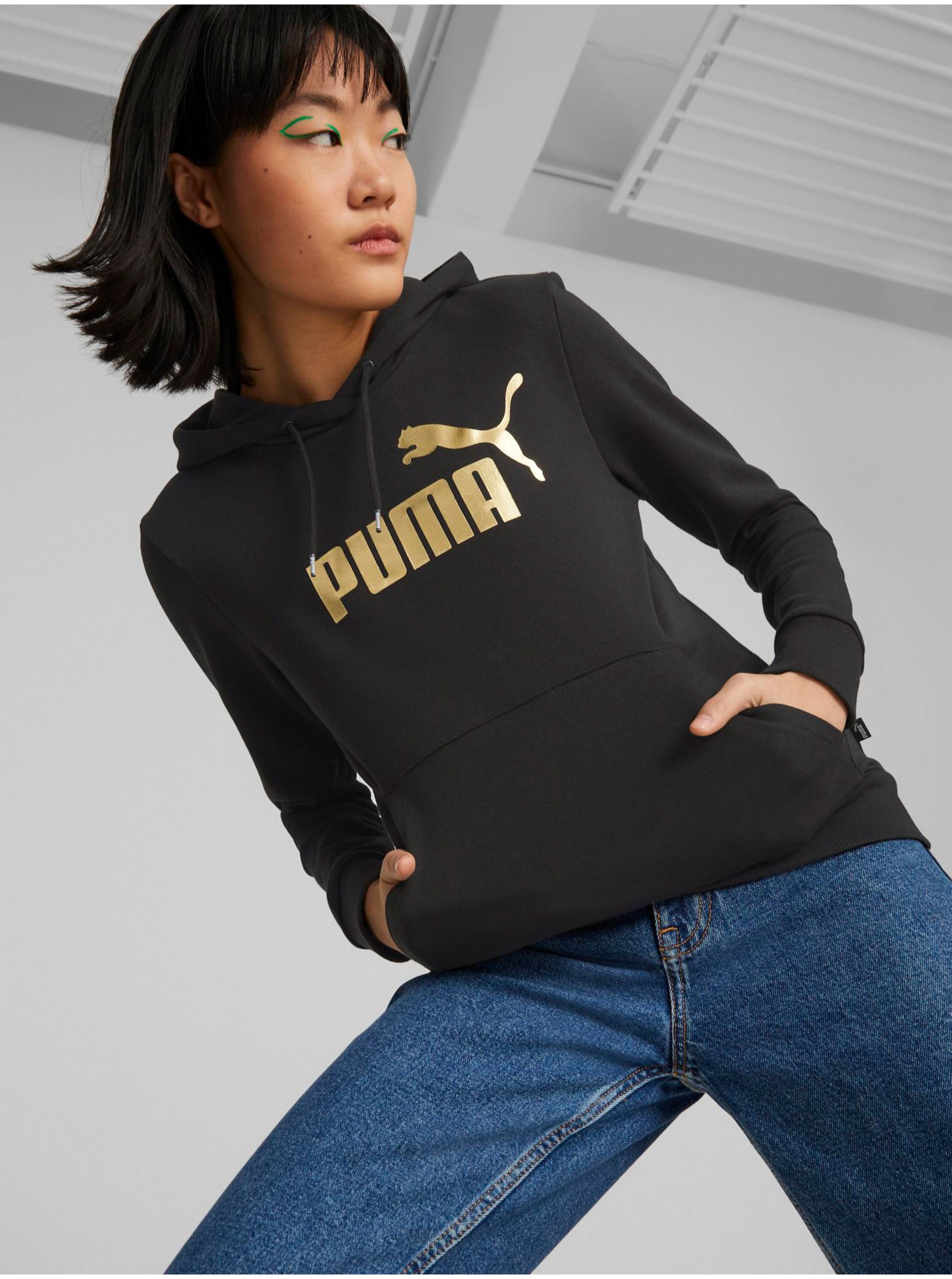 Levně Černá dámská mikina Puma ESS+ Metallic Logo Hoodie TR