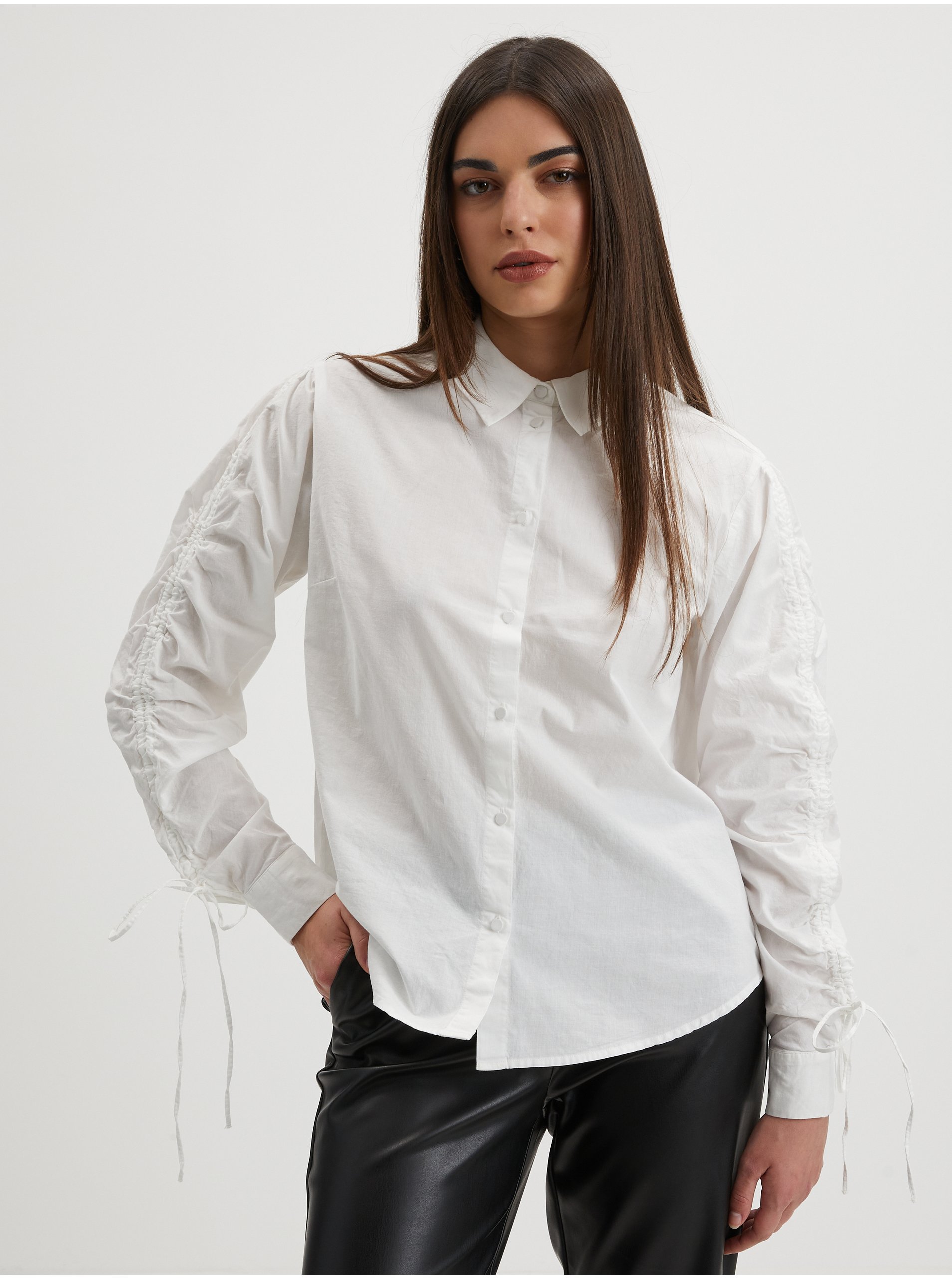 E-shop Bílá dámská košile Pieces Brenna