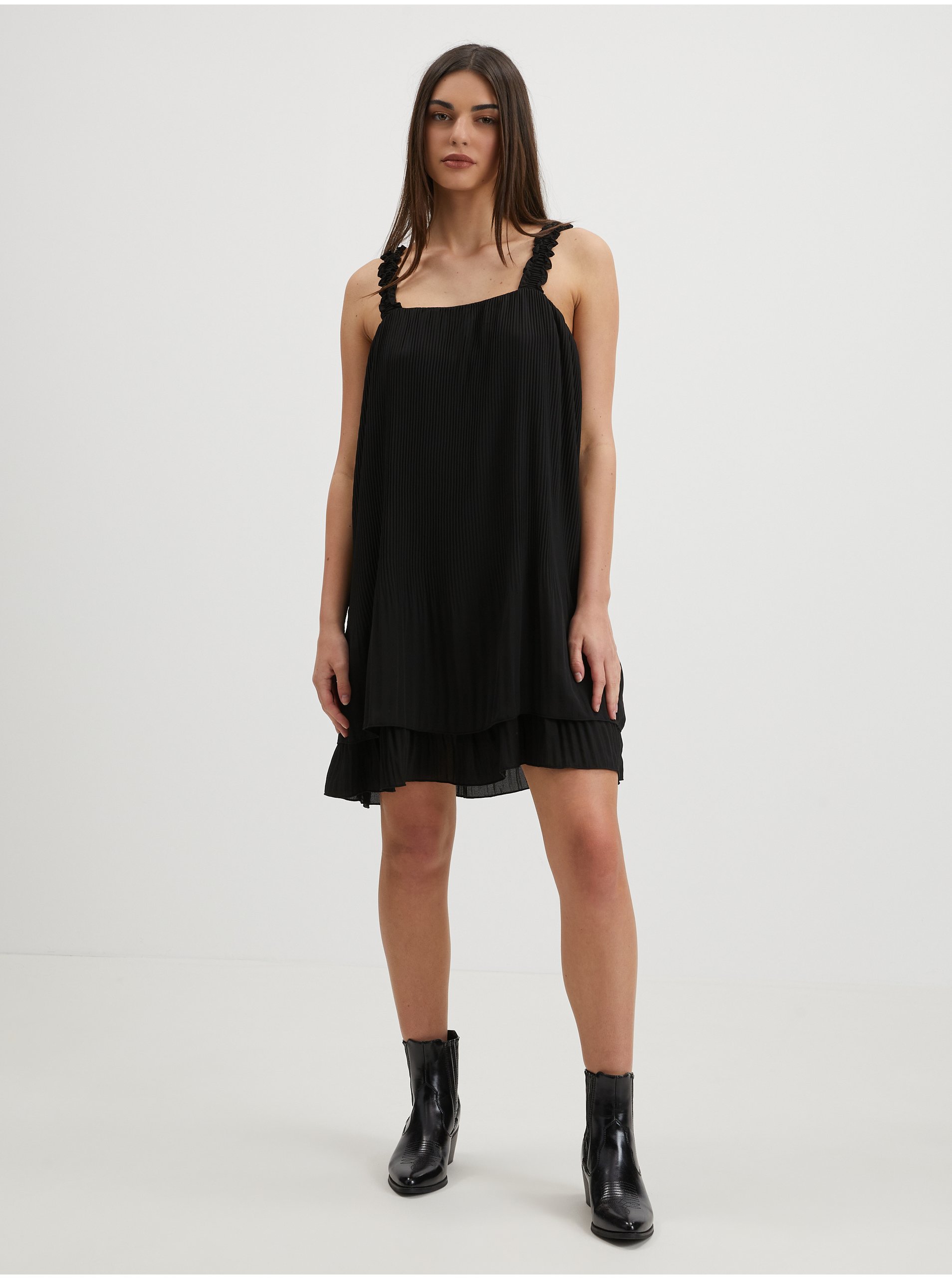E-shop Černé krátké plisované šaty na ramínka JDY Lila