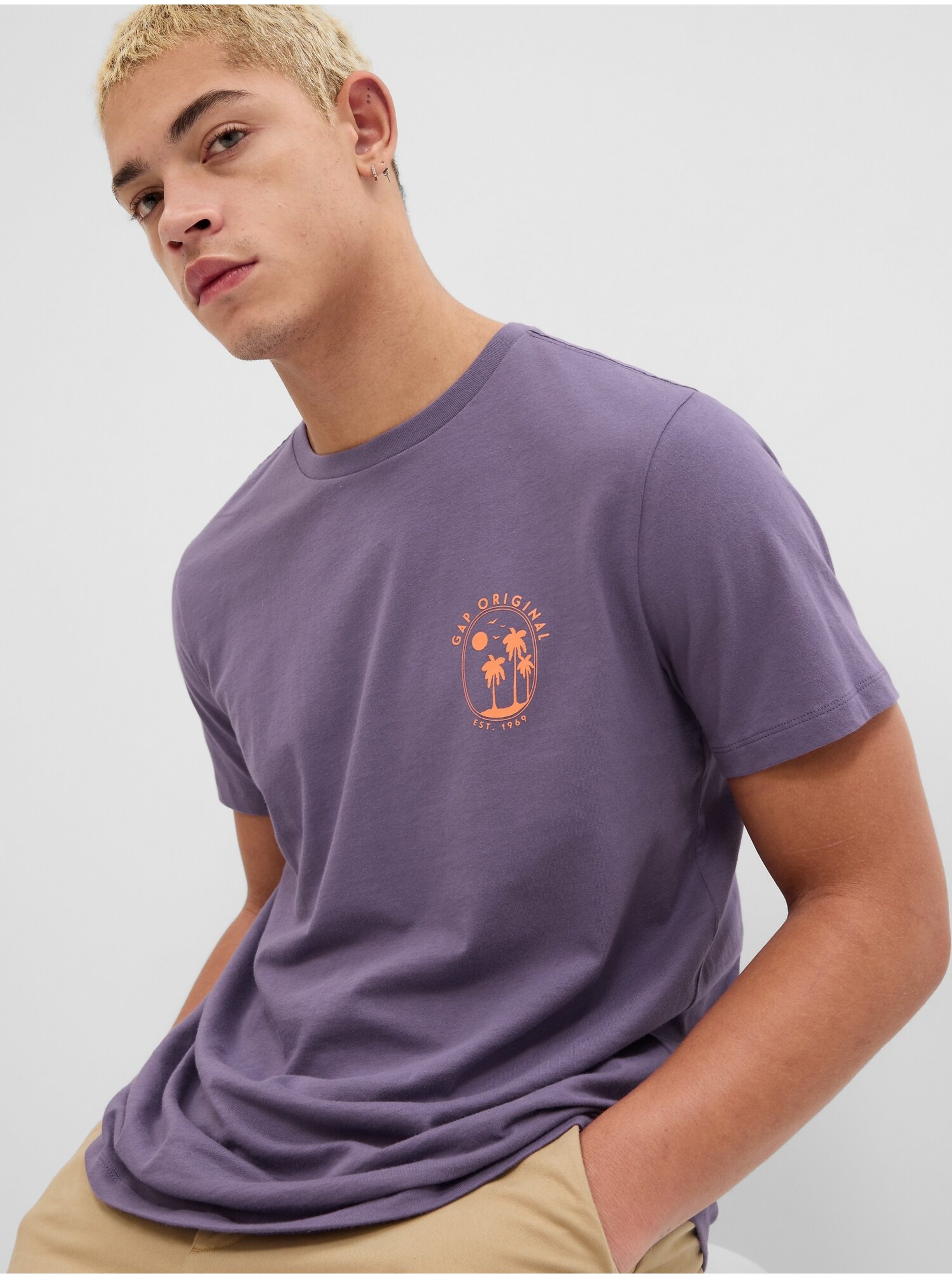 E-shop Fialové pánské tričko s potiskem GAP