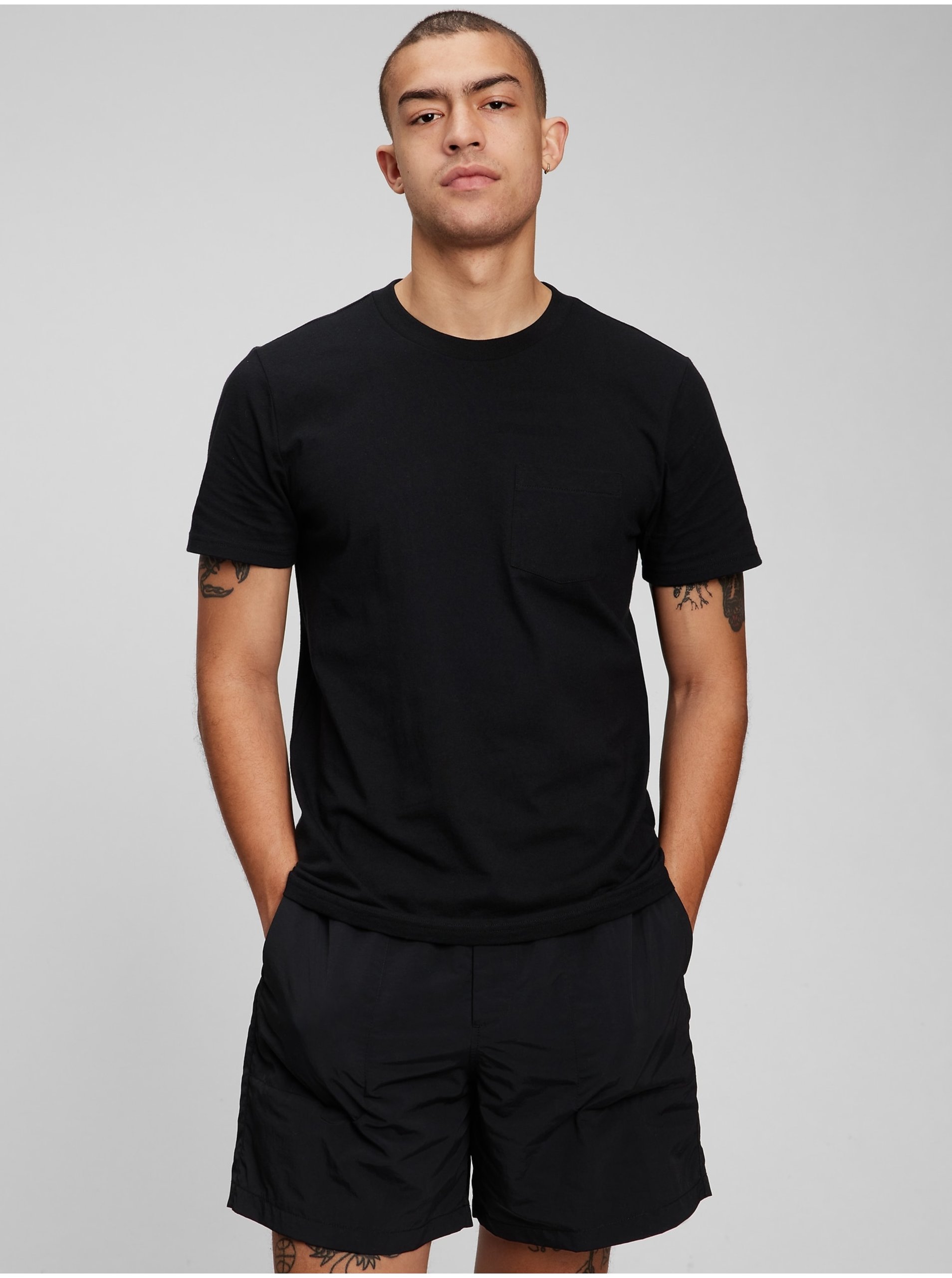 Levně Černé pánské basic tričko s kapsičkou GAP