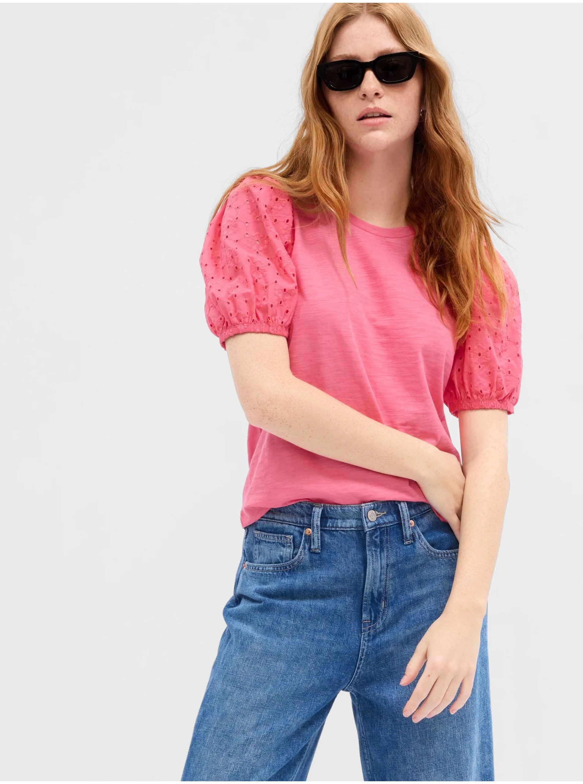 Levně Růžové dámské tričko s krajkou GAP