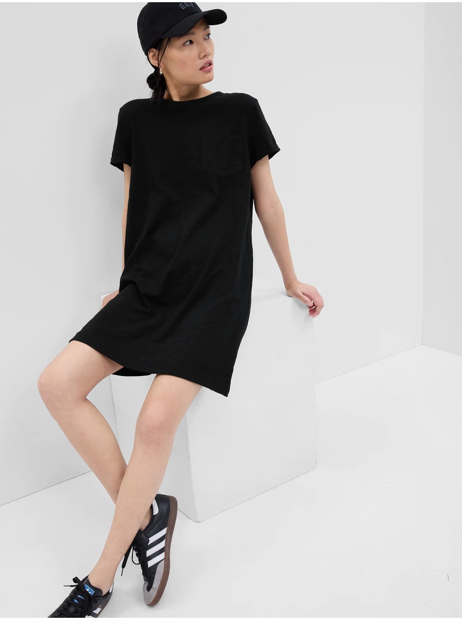 E-shop Černé dámské tričkové basic šaty s kapsičkou GAP