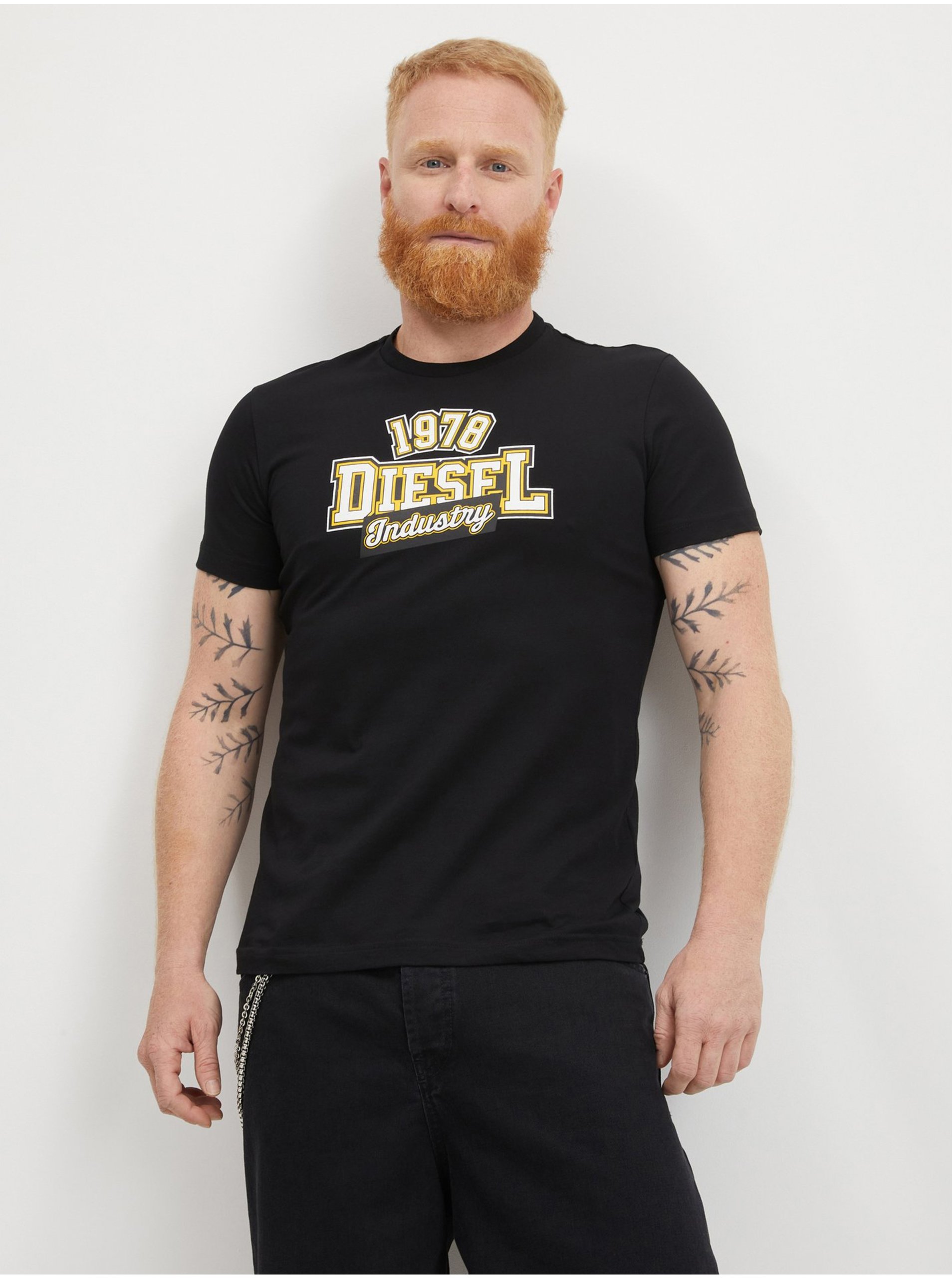 Levně Černé pánské tričko s potiskem Diesel Diegos