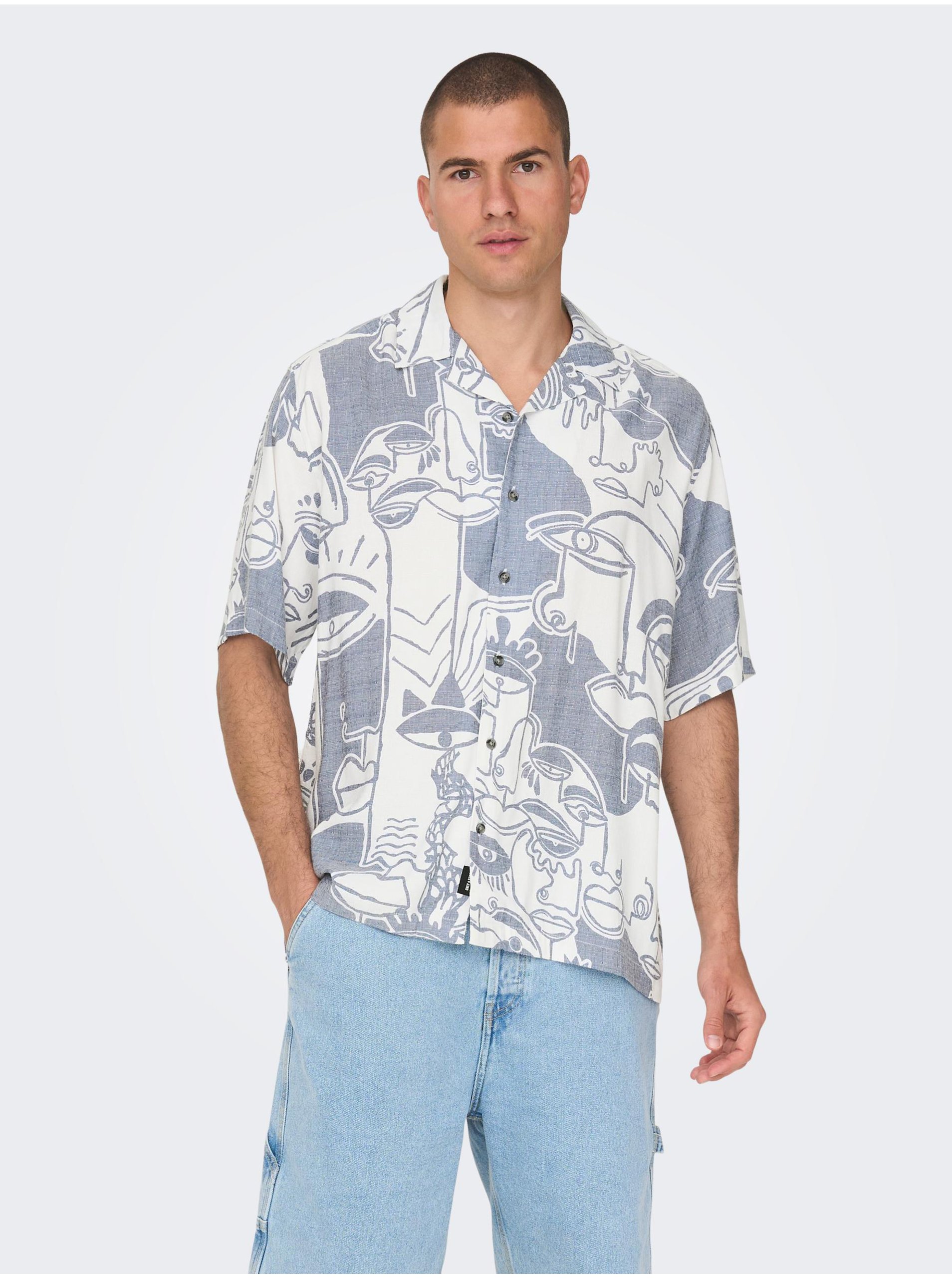 E-shop Bielo-modrá pánska vzorovaná košeľa s krátkym rukávom ONLY & SONS Den