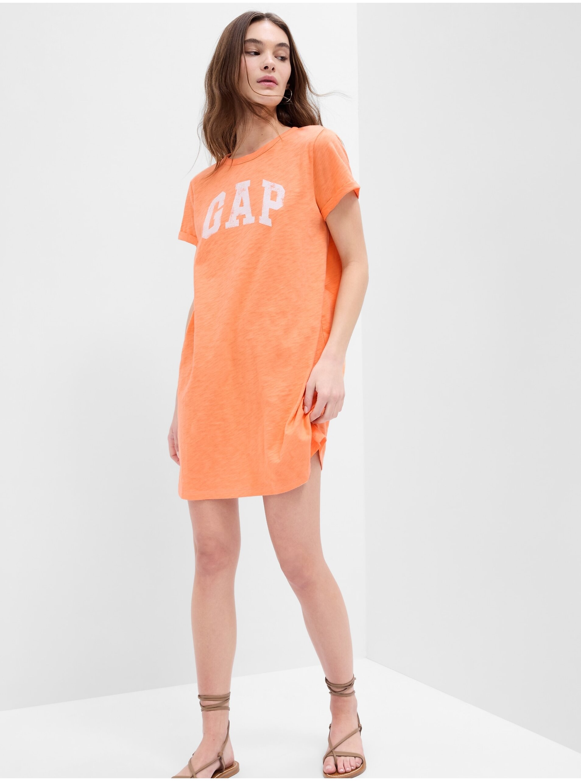 Levně Oranžové dámské tričkové šaty GAP