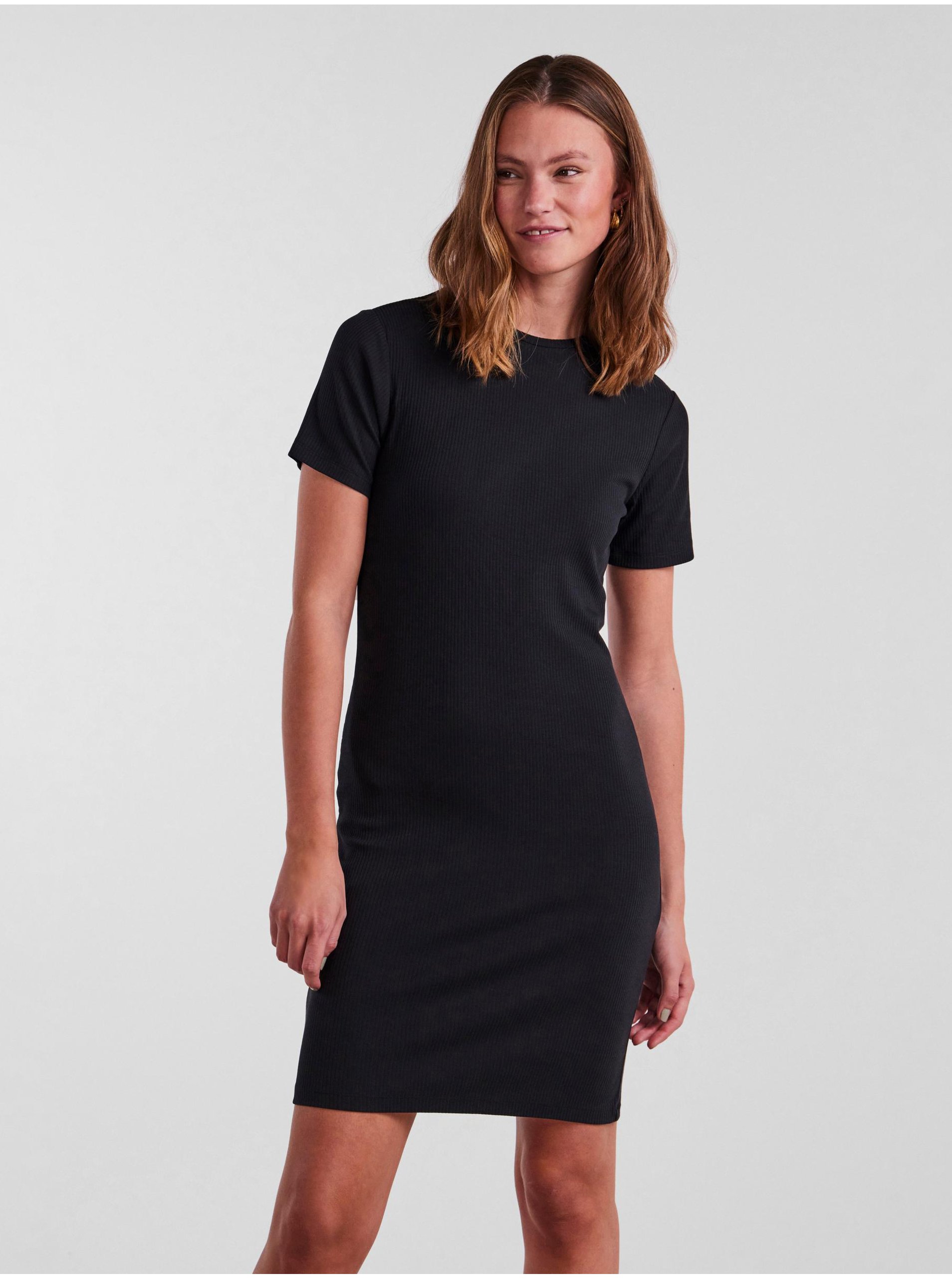 E-shop Čierne dámske púzdrové basic šaty Pieces Ruka