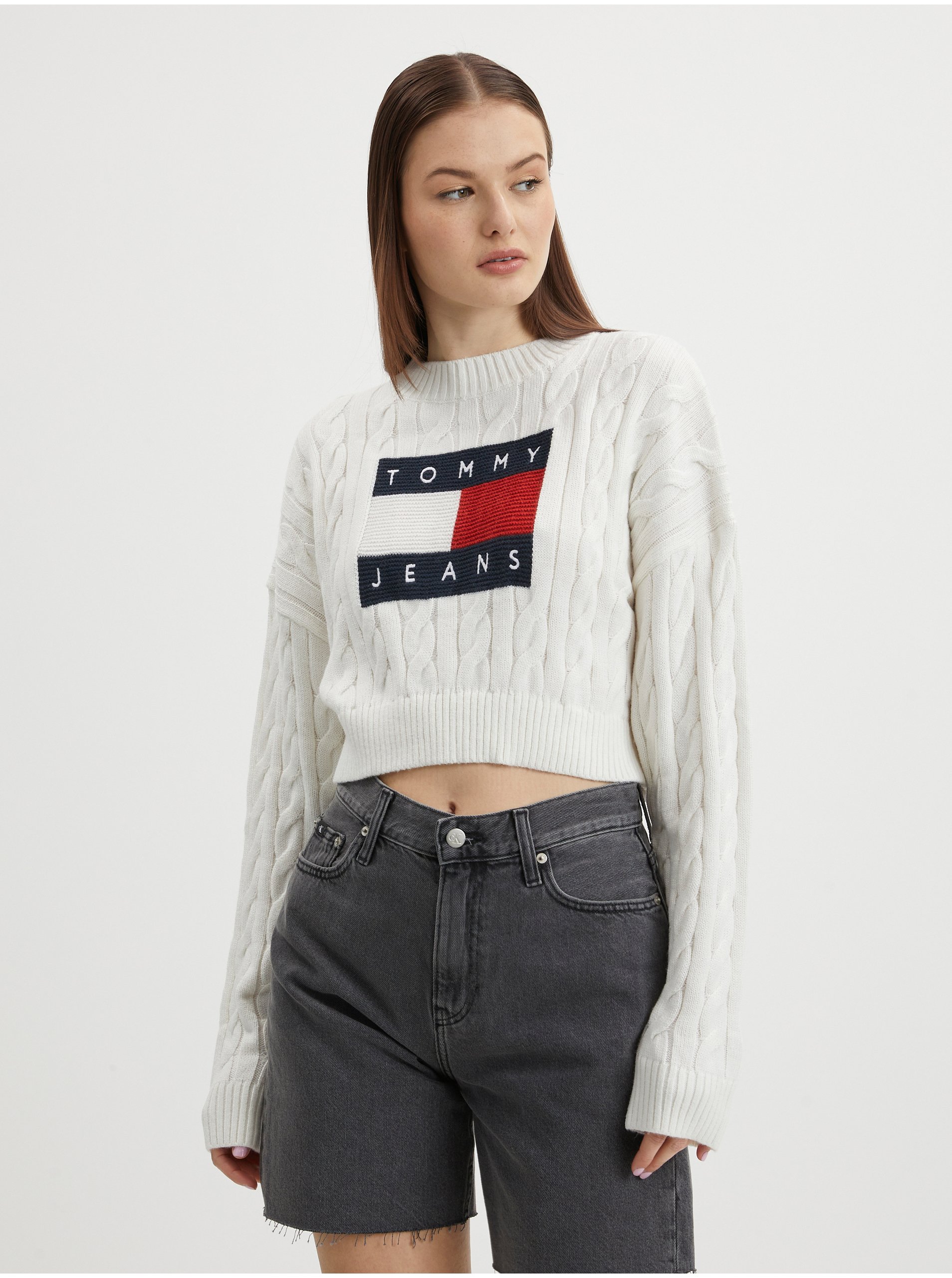 E-shop Bílý dámský vzorovaný oversize svetr s balonovými rukávy Tommy Jeans