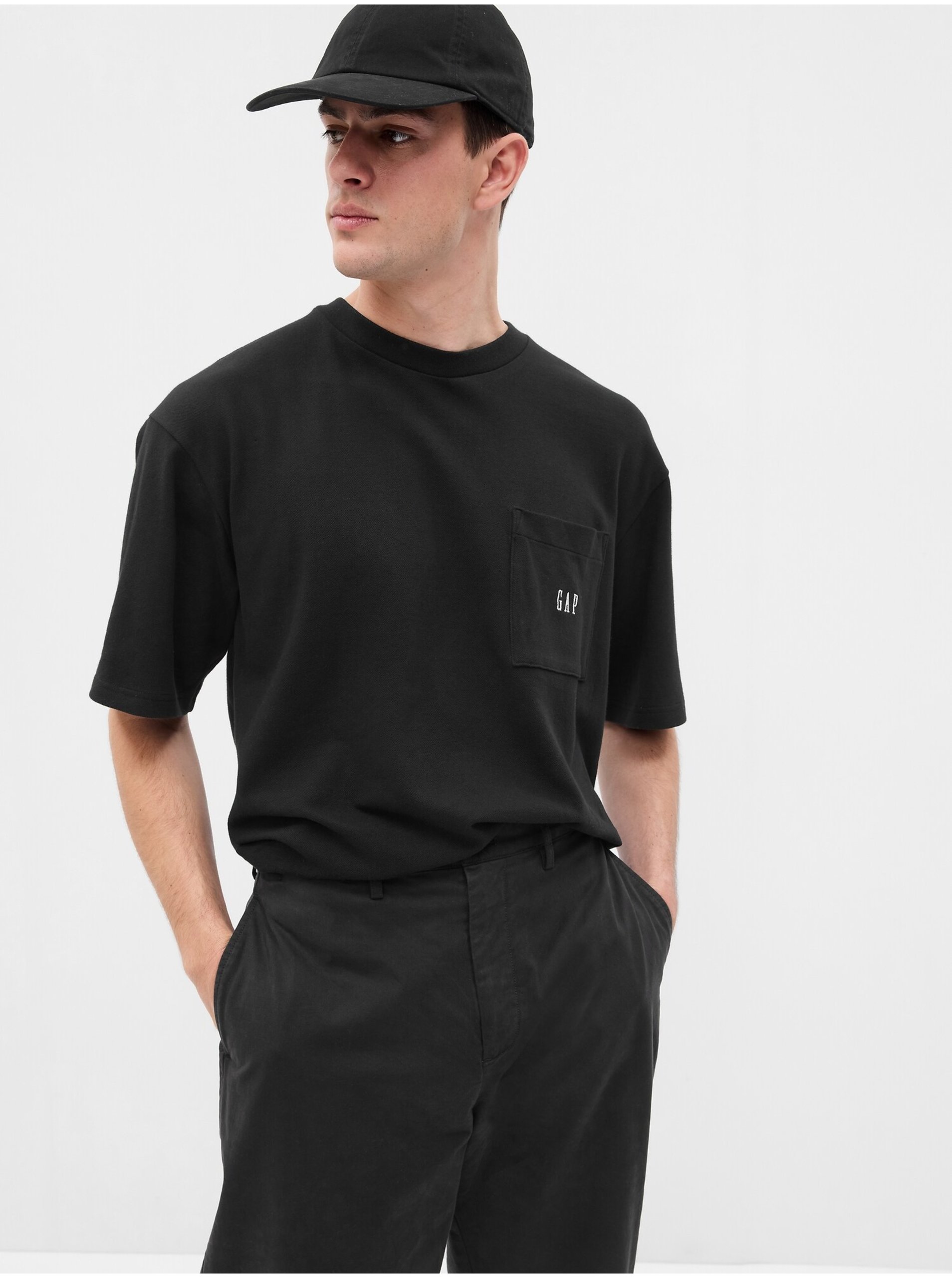 E-shop Černé pánské oversize tričko s kapsičkou GAP
