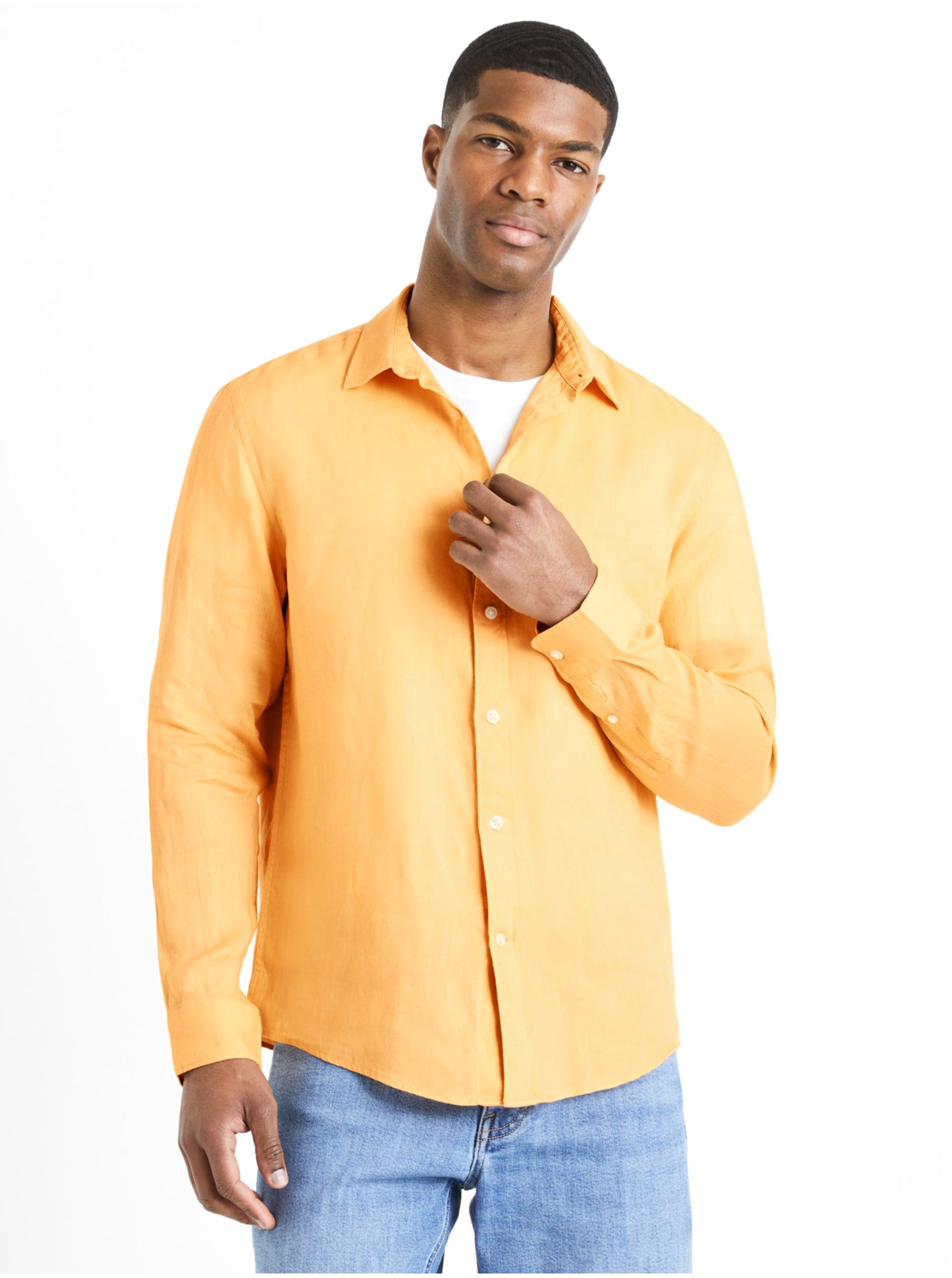 Levně Oranžová pánská lněná košile Celio Daflix