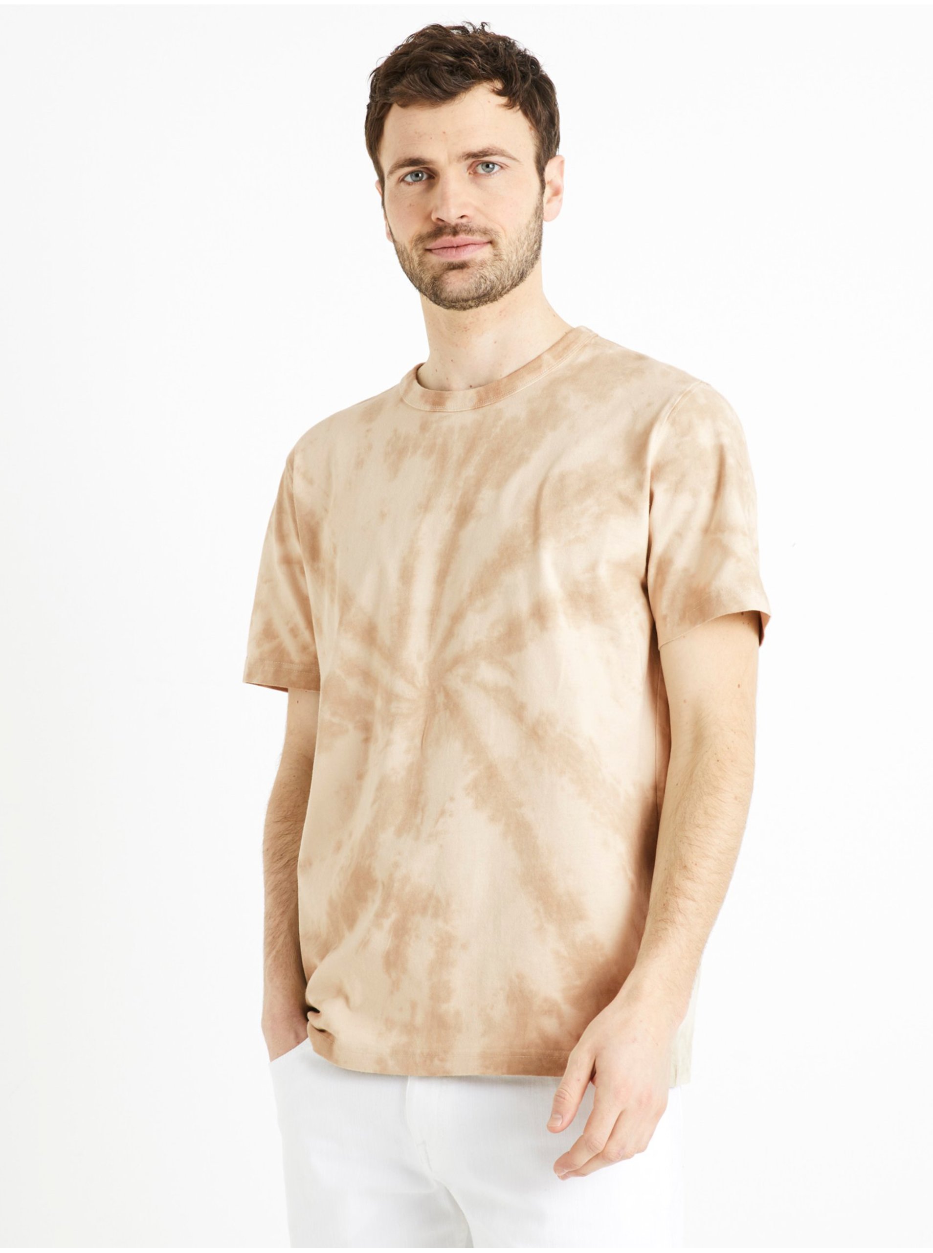 Levně Béžové pánské batikované tričko Celio Deswirl