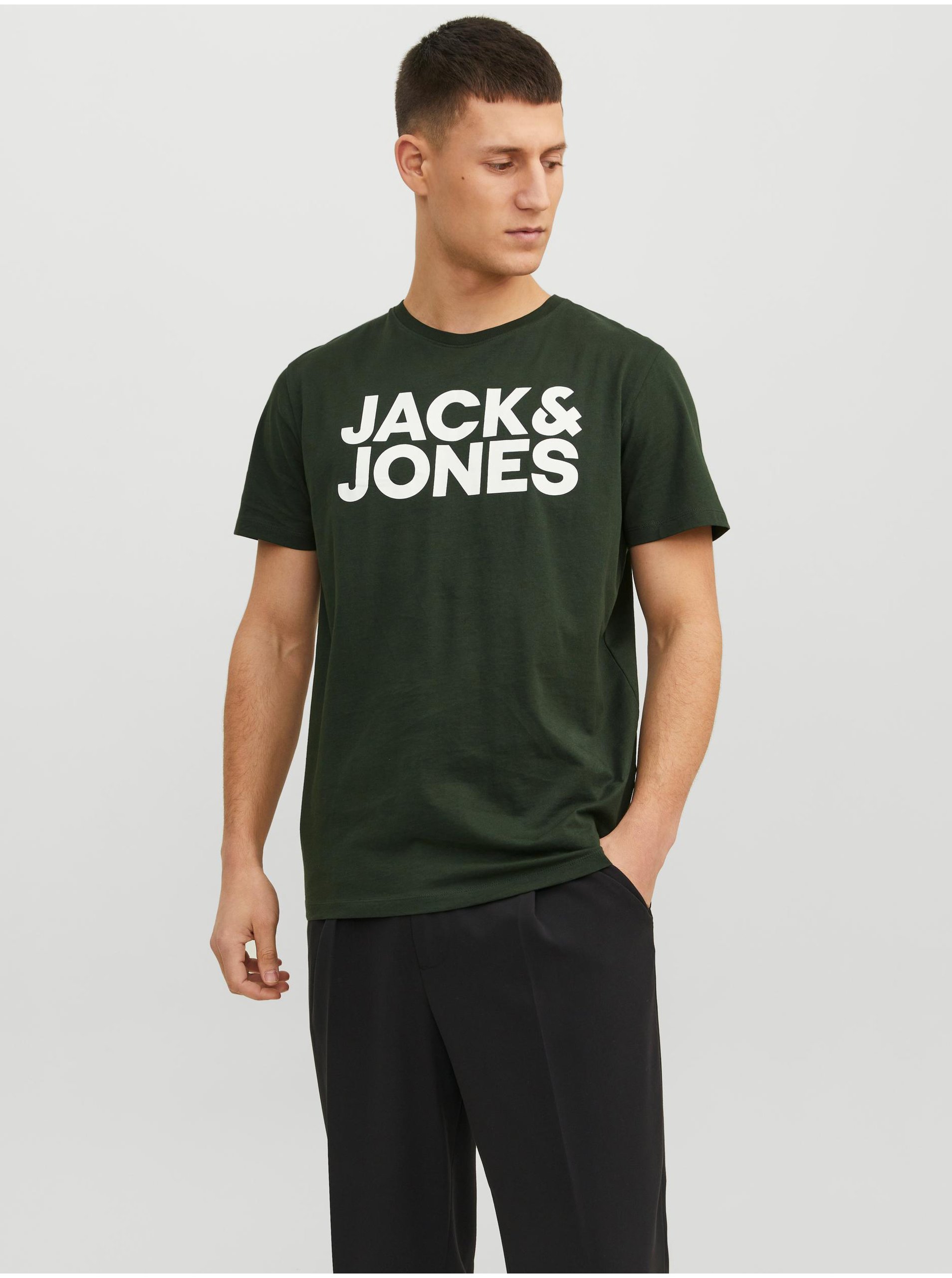 Levně Tmavě zelené pánské tričko Jack & Jones Corp