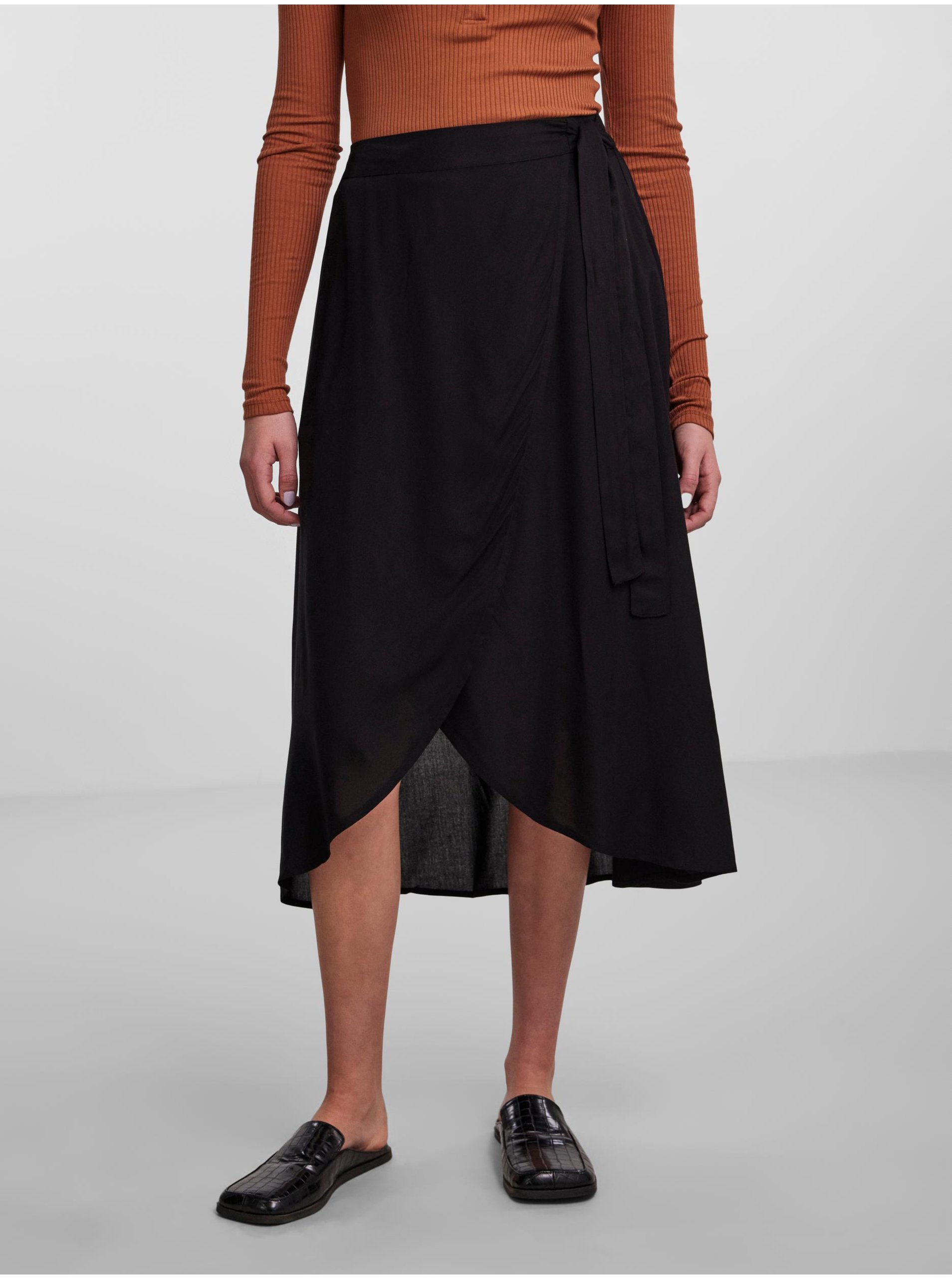 E-shop Černá dámská zavinovací sukně Pieces Tala