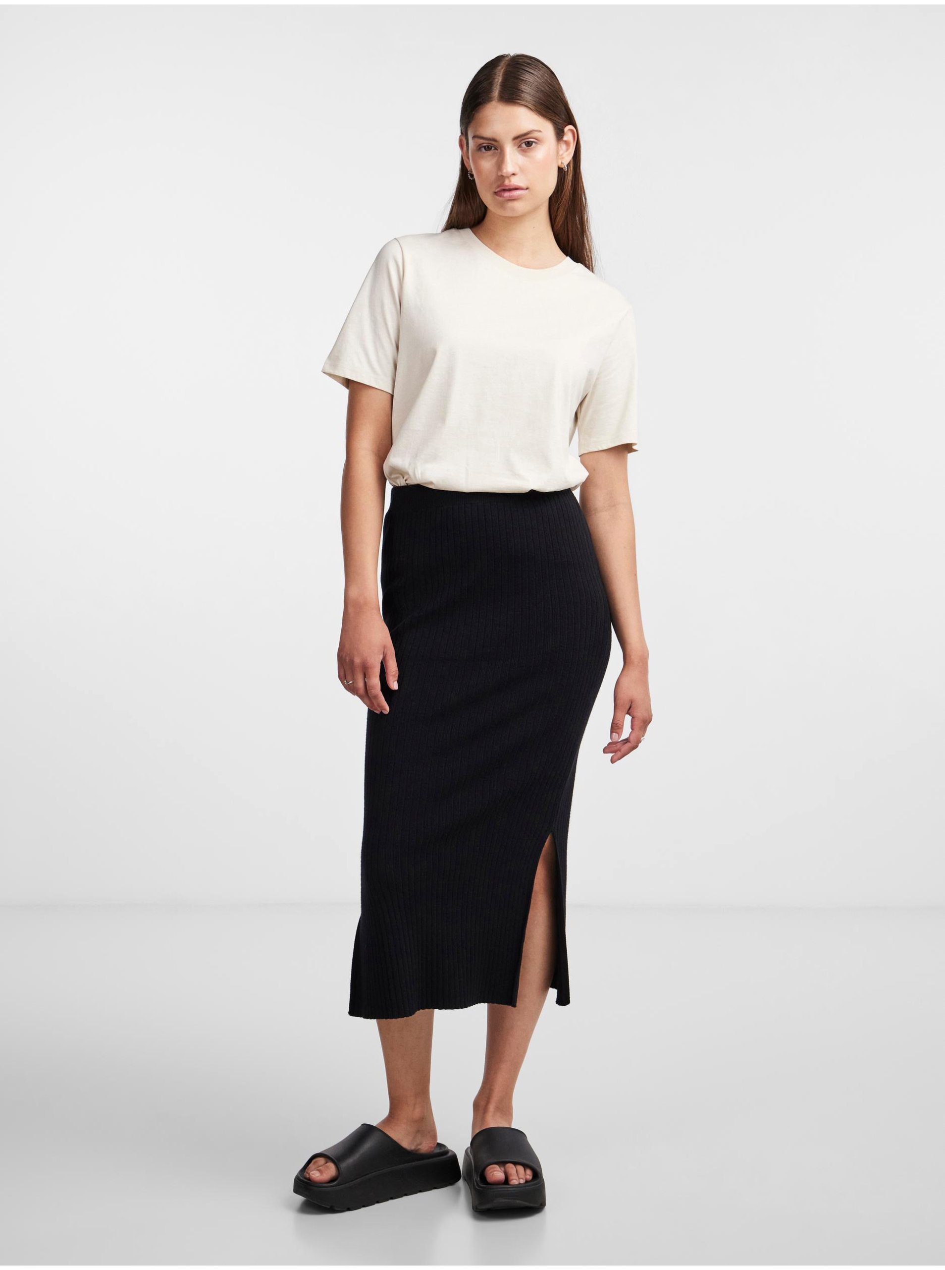 E-shop Čierna dámska svetrová midi sukňa Pieces Crista
