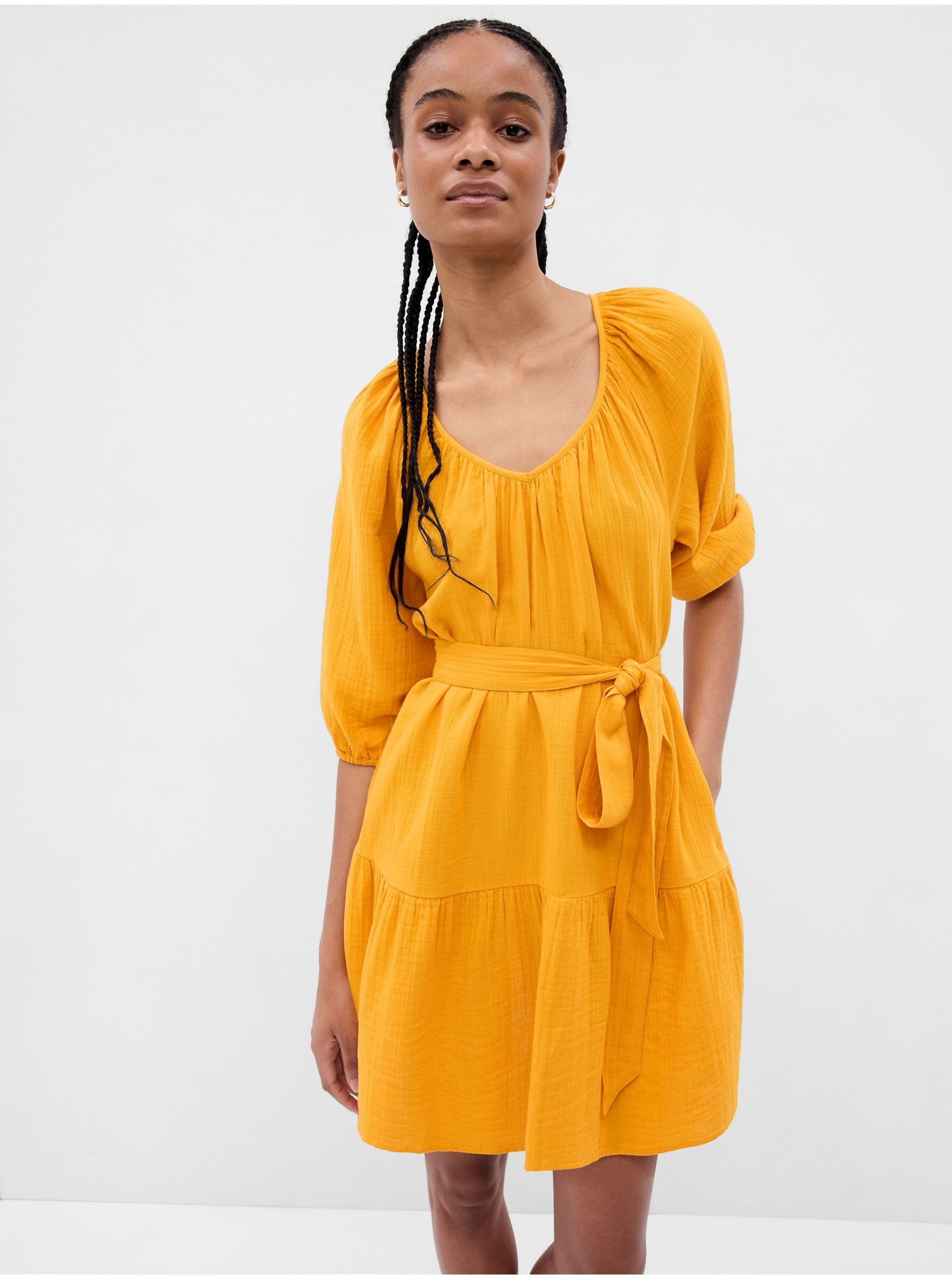E-shop Žluté dámské šaty s volánem GAP